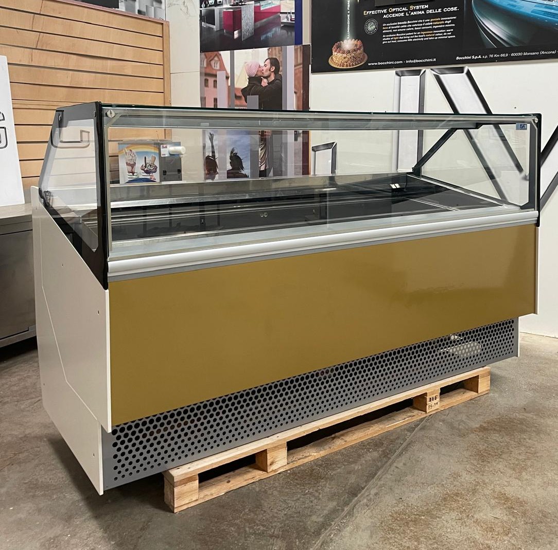 <span class="t-prod">ISA MILLENNIUM ST 24 RVTB R290 2019 GOLD </span><div class="t-dim"> DIM: 2183 x 1048 x H 1360 (mm)</div>VETRINA GELATO 24 VASCHETTE * ICE-CREAM DISPLAY CABINET 24 TUBS * VITRINE À GLACES 24 * EISVITRINE 24 EISSCHALEN * VITRINA HELADERÍA 24 CUBETAS