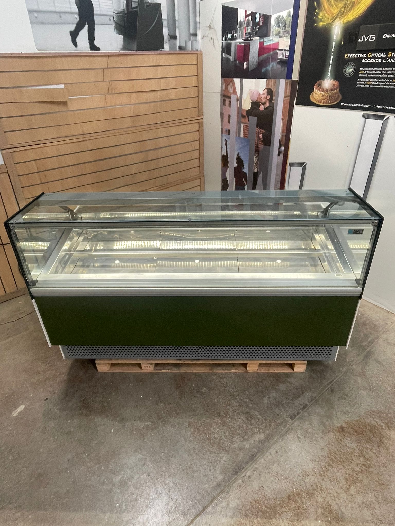 <span class="t-prod">ISA MILLENNIUM ST 24 RVTB 2015 R404a Green</span><div class="t-dim"> DIM: 2183 x 1048 x H 1360 (mm)</div>VETRINA GELATO 24 VASCHETTE * ICE-CREAM DISPLAY CABINET 24 TUBS * VITRINE À GLACES 24 * EISVITRINE 24 EISSCHALEN * VITRINA HELADERÍA 24 CUBETAS