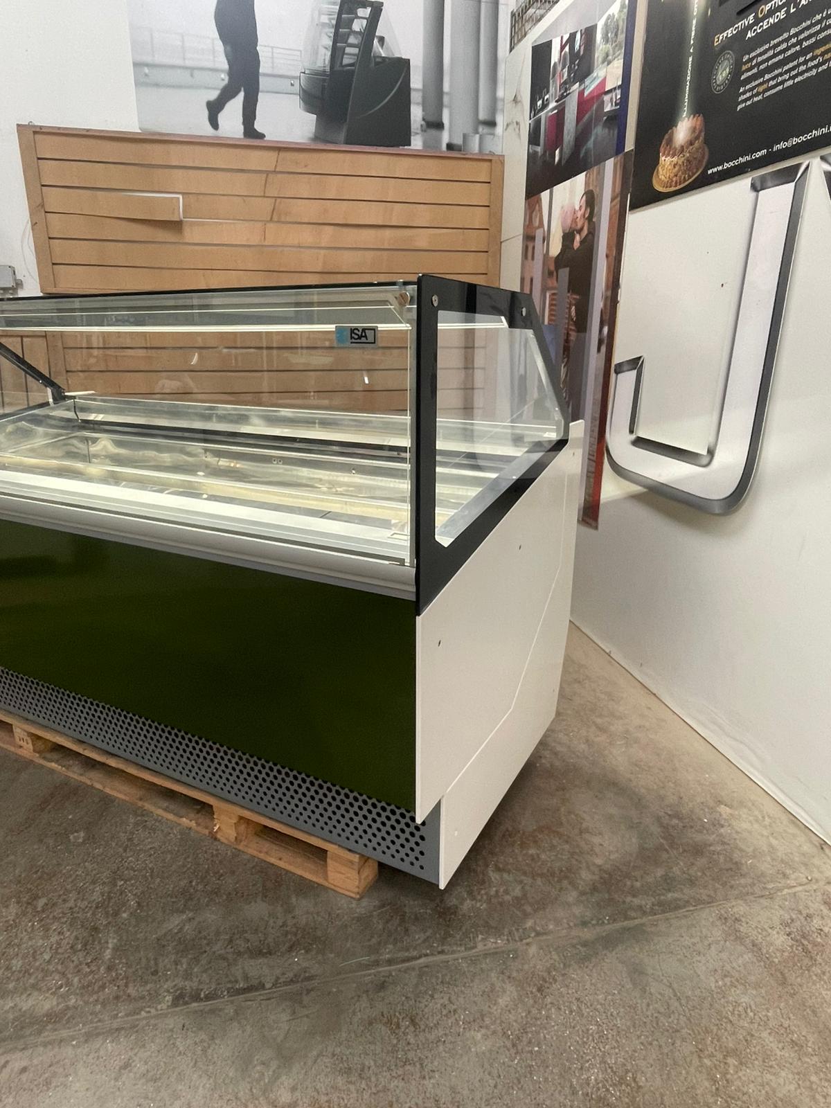 <span class="t-prod">ISA MILLENNIUM ST 24 RVTB 2015 R404a Green</span><div class="t-dim"> DIM: 2183 x 1048 x H 1360 (mm)</div>VETRINA GELATO 24 VASCHETTE * ICE-CREAM DISPLAY CABINET 24 TUBS * VITRINE À GLACES 24 * EISVITRINE 24 EISSCHALEN * VITRINA HELADERÍA 24 CUBETAS