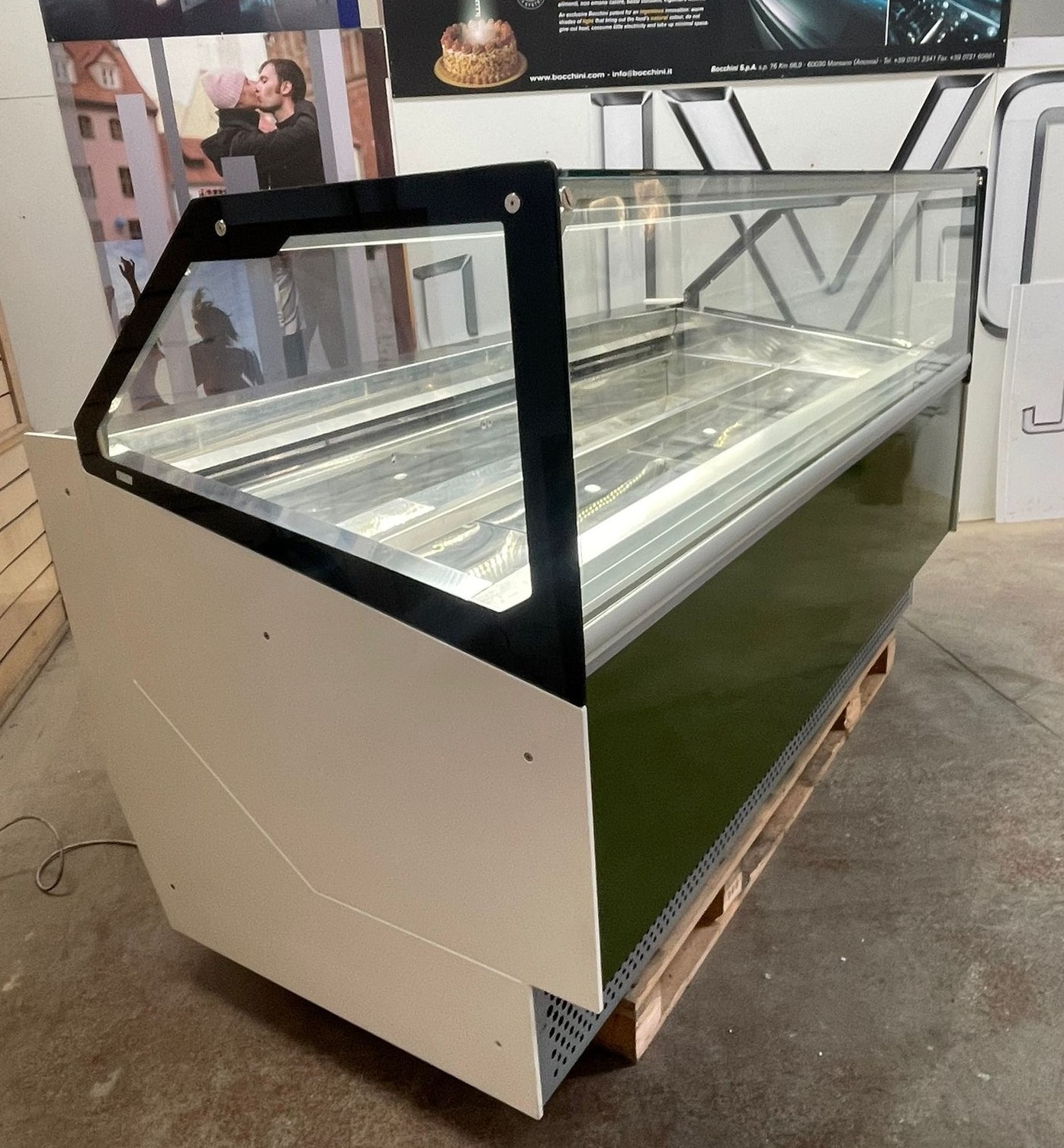 <span class="t-prod">ISA MILLENNIUM ST 24 RVTB 2015 R404a Green</span><div class="t-dim"> DIM: 2183 x 1048 x H 1360 (mm)</div>VETRINA GELATO 24 VASCHETTE * ICE-CREAM DISPLAY CABINET 24 TUBS * VITRINE À GLACES 24 * EISVITRINE 24 EISSCHALEN * VITRINA HELADERÍA 24 CUBETAS