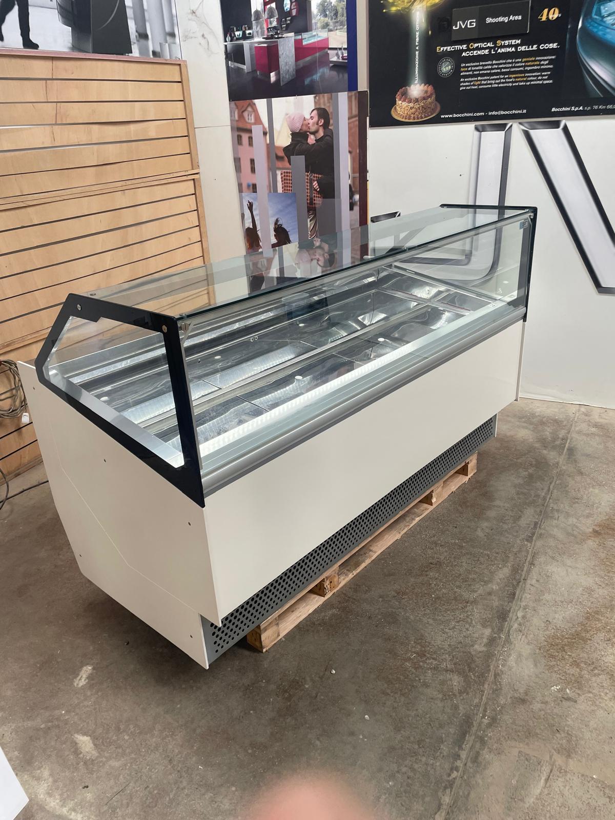 <span class="t-prod">ISA MILLENNIUM ST 24RVTB R404a 2017</span><div class="t-dim"> DIM: 2183 x 1048 x H 1360 (mm)</div>VETRINA GELATO 24 VASCHETTE * ICE-CREAM DISPLAY CABINET 24 TUBS * VITRINE À GLACES 24 * EISVITRINE 24 EISSCHALEN * VITRINA HELADERÍA 24 CUBETAS
