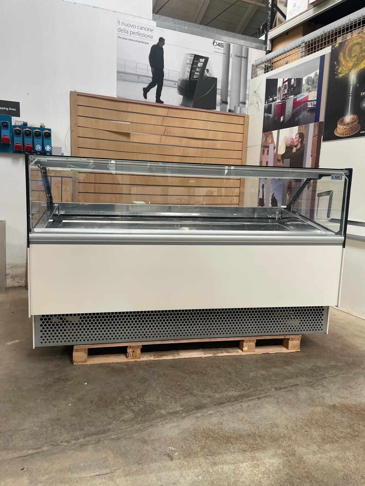 <span class="t-prod">ISA MILLENNIUM ST 24RVTB R404a 2017</span><div class="t-dim"> DIM: 2183 x 1048 x H 1360 (mm)</div>VETRINA GELATO 24 VASCHETTE * ICE-CREAM DISPLAY CABINET 24 TUBS * VITRINE À GLACES 24 * EISVITRINE 24 EISSCHALEN * VITRINA HELADERÍA 24 CUBETAS