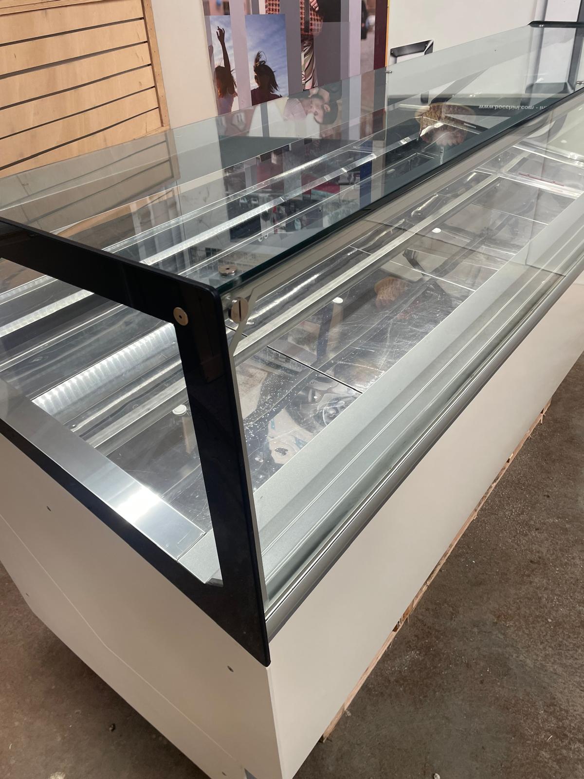 <span class="t-prod">ISA MILLENNIUM ST 24RVTB R404a 2017</span><div class="t-dim"> DIM: 2183 x 1048 x H 1360 (mm)</div>VETRINA GELATO 24 VASCHETTE * ICE-CREAM DISPLAY CABINET 24 TUBS * VITRINE À GLACES 24 * EISVITRINE 24 EISSCHALEN * VITRINA HELADERÍA 24 CUBETAS