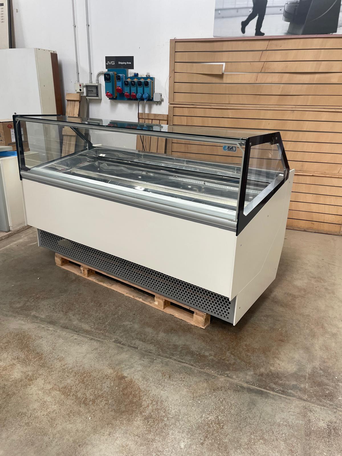 <span class="t-prod">ISA MILLENNIUM ST 24RVTB R404a 2017</span><div class="t-dim"> DIM: 2183 x 1048 x H 1360 (mm)</div>VETRINA GELATO 24 VASCHETTE * ICE-CREAM DISPLAY CABINET 24 TUBS * VITRINE À GLACES 24 * EISVITRINE 24 EISSCHALEN * VITRINA HELADERÍA 24 CUBETAS