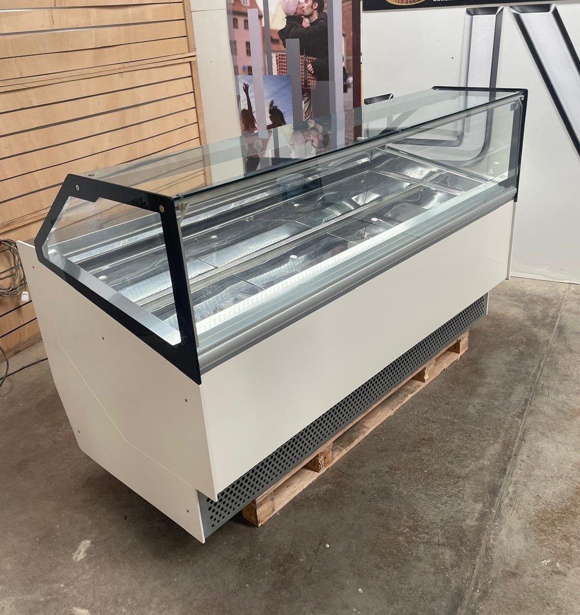 <span class="t-prod">ISA MILLENNIUM ST 24RVTB R404a 2017</span><div class="t-dim"> DIM: 2183 x 1048 x H 1360 (mm)</div>VETRINA GELATO 24 VASCHETTE * ICE-CREAM DISPLAY CABINET 24 TUBS * VITRINE À GLACES 24 * EISVITRINE 24 EISSCHALEN * VITRINA HELADERÍA 24 CUBETAS