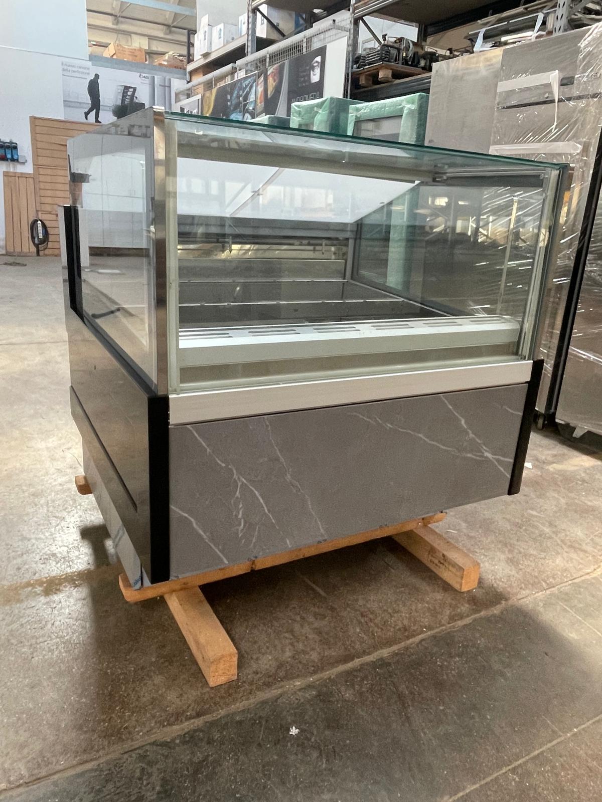 <span class="t-prod">ORION KT24 G6 R290 BLACK</span><div class="t-dim"> DIM: 1130 x 1148 x H 1160 (mm)</div>VETRINA GELATO 12 VASCHETTE * ICE-CREAM DISPLAY CABINET 12 TUBS * VITRINE À GLACES 12 * EISVITRINE 12 EISSCHALEN * VITRINA HELADERÍA 12 CUBETAS