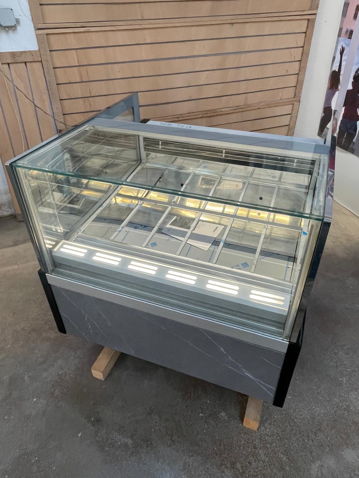 <span class="t-prod">ORION KT24 G6 R290 BLACK</span><div class="t-dim"> DIM: 1130 x 1148 x H 1160 (mm)</div>VETRINA GELATO 12 VASCHETTE * ICE-CREAM DISPLAY CABINET 12 TUBS * VITRINE À GLACES 12 * EISVITRINE 12 EISSCHALEN * VITRINA HELADERÍA 12 CUBETAS
