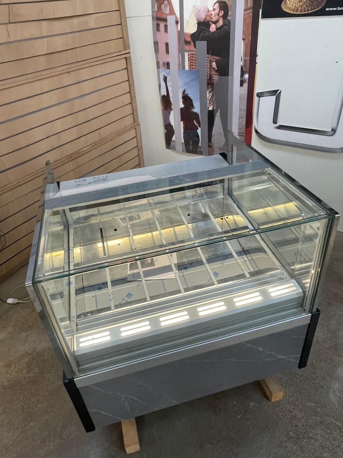 <span class="t-prod">ORION KT24 G6 R290 BLACK</span><div class="t-dim"> DIM: 1130 x 1148 x H 1160 (mm)</div>VETRINA GELATO 12 VASCHETTE * ICE-CREAM DISPLAY CABINET 12 TUBS * VITRINE À GLACES 12 * EISVITRINE 12 EISSCHALEN * VITRINA HELADERÍA 12 CUBETAS