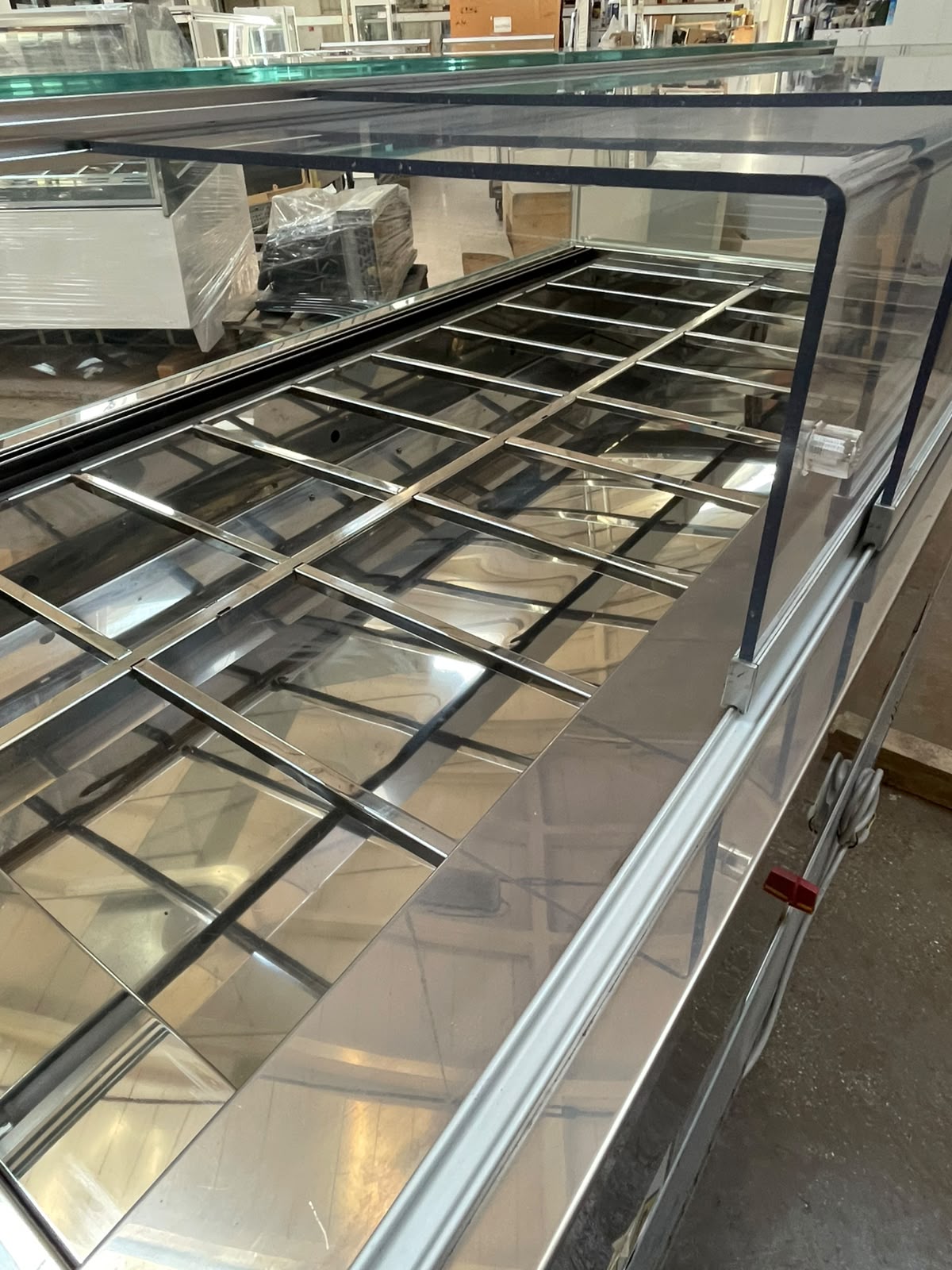 <span class="t-prod">FB- MAESTRO G18 R290</span><div class="t-dim">DIM: 1750 x 940 x H 960 (mm)</div>VETRINA GELATERIA 18 VASCHETTE * ICE-CREAM DISPLAY CABINET 18 TUBS * VITRINE À GLACES 18 BACS * EISVITRINE 18 EISSCHALEN * VITRINA HELADERÍA 18 CUBETAS