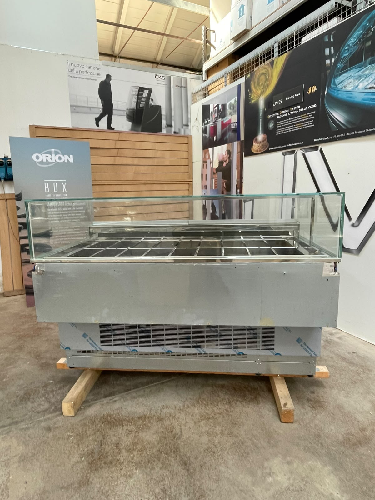 <span class="t-prod">FB- MAESTRO G18 R290</span><div class="t-dim">DIM: 1750 x 940 x H 960 (mm)</div>VETRINA GELATERIA 18 VASCHETTE * ICE-CREAM DISPLAY CABINET 18 TUBS * VITRINE À GLACES 18 BACS * EISVITRINE 18 EISSCHALEN * VITRINA HELADERÍA 18 CUBETAS