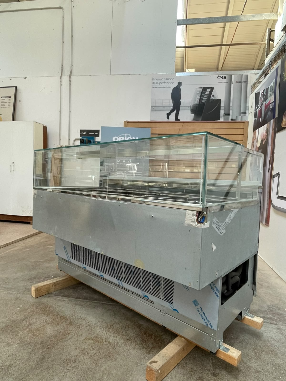 <span class="t-prod">FB- MAESTRO G18 R290</span><div class="t-dim">DIM: 1750 x 940 x H 960 (mm)</div>VETRINA GELATERIA 18 VASCHETTE * ICE-CREAM DISPLAY CABINET 18 TUBS * VITRINE À GLACES 18 BACS * EISVITRINE 18 EISSCHALEN * VITRINA HELADERÍA 18 CUBETAS
