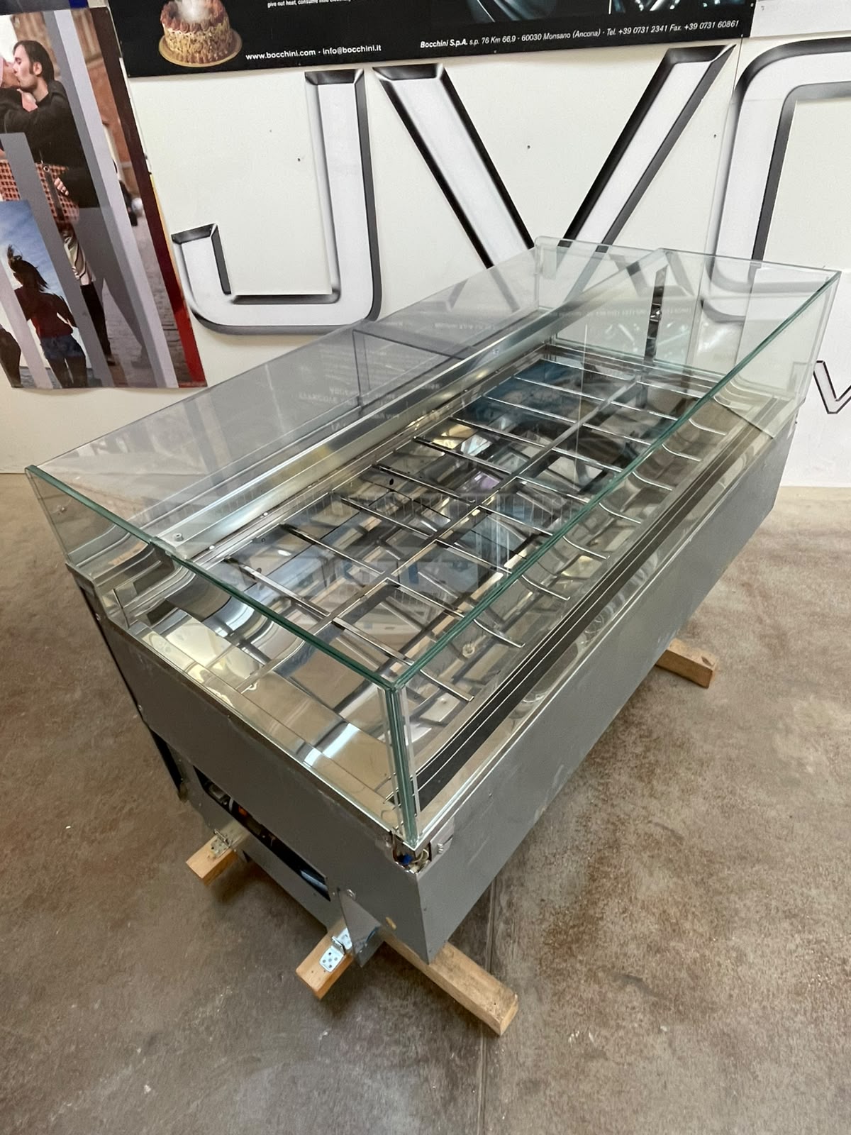 <span class="t-prod">FB- MAESTRO G18 R290</span><div class="t-dim">DIM: 1750 x 940 x H 960 (mm)</div>VETRINA GELATERIA 18 VASCHETTE * ICE-CREAM DISPLAY CABINET 18 TUBS * VITRINE À GLACES 18 BACS * EISVITRINE 18 EISSCHALEN * VITRINA HELADERÍA 18 CUBETAS