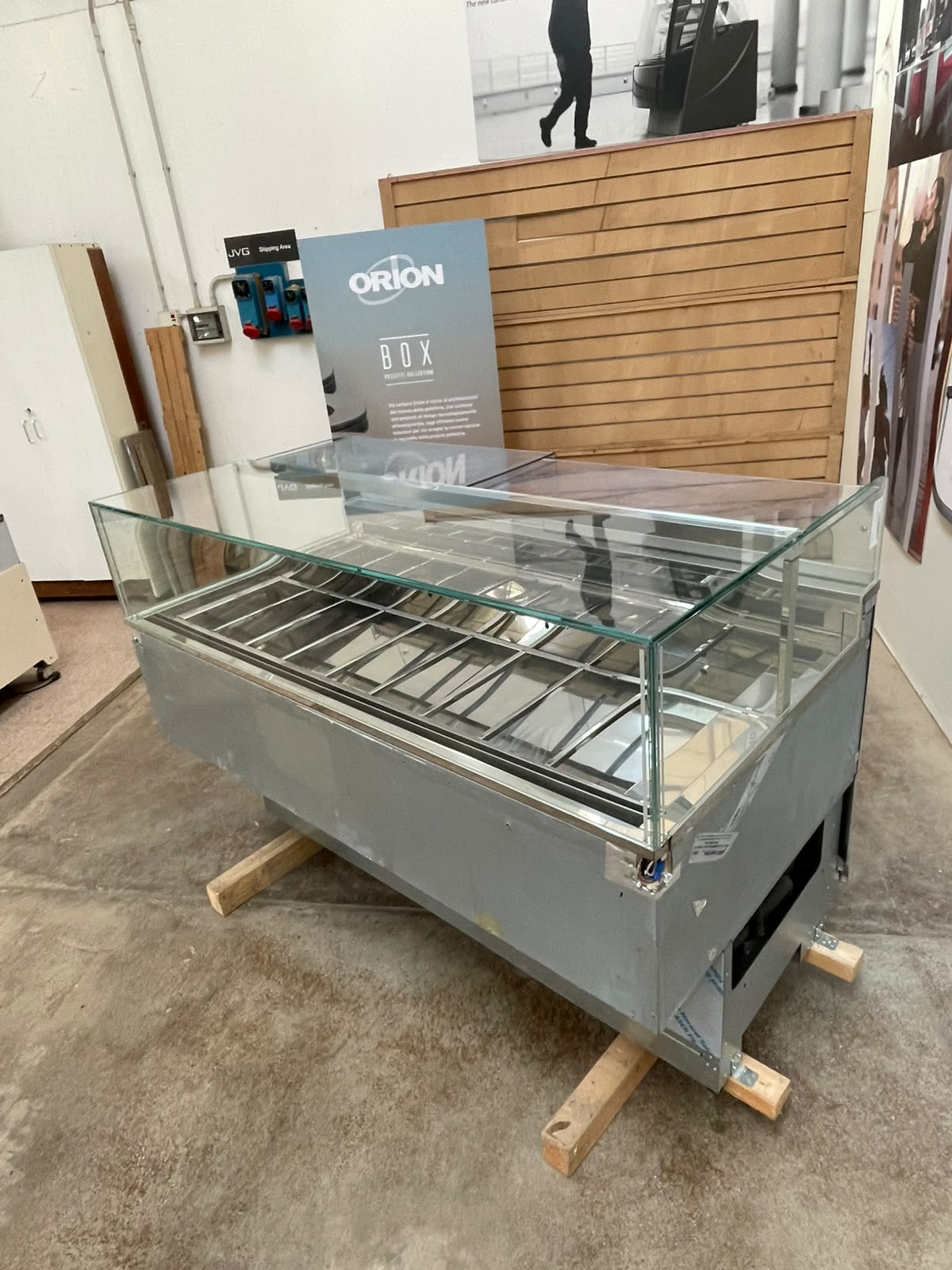<span class="t-prod">FB- MAESTRO G18 R290</span><div class="t-dim">DIM: 1750 x 940 x H 960 (mm)</div>VETRINA GELATERIA 18 VASCHETTE * ICE-CREAM DISPLAY CABINET 18 TUBS * VITRINE À GLACES 18 BACS * EISVITRINE 18 EISSCHALEN * VITRINA HELADERÍA 18 CUBETAS