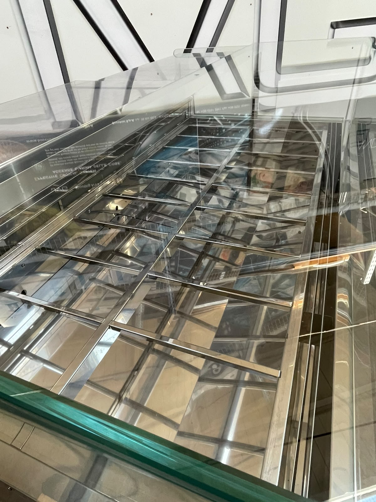 <span class="t-prod">FB- MAESTRO G18 R290</span><div class="t-dim">DIM: 1750 x 940 x H 960 (mm)</div>VETRINA GELATERIA 18 VASCHETTE * ICE-CREAM DISPLAY CABINET 18 TUBS * VITRINE À GLACES 18 BACS * EISVITRINE 18 EISSCHALEN * VITRINA HELADERÍA 18 CUBETAS