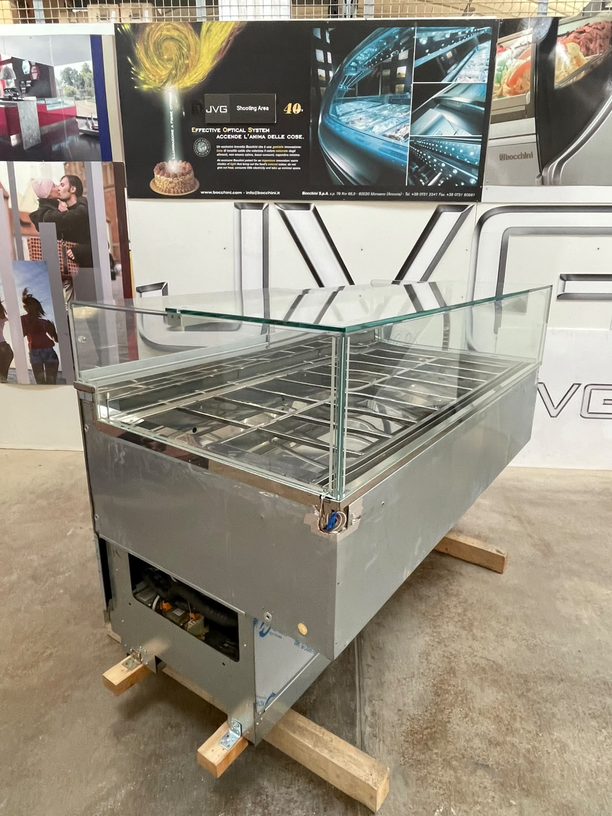 <span class="t-prod">FB- MAESTRO G18 R290</span><div class="t-dim">DIM: 1750 x 940 x H 960 (mm)</div>VETRINA GELATERIA 18 VASCHETTE * ICE-CREAM DISPLAY CABINET 18 TUBS * VITRINE À GLACES 18 BACS * EISVITRINE 18 EISSCHALEN * VITRINA HELADERÍA 18 CUBETAS