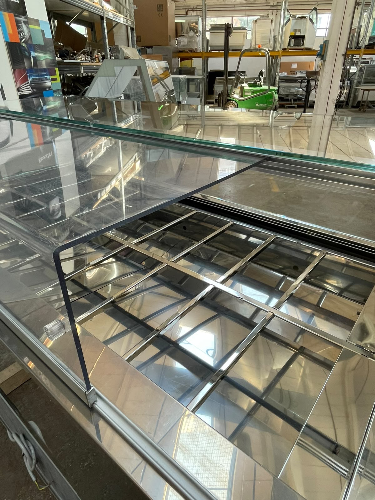 <span class="t-prod">FB- MAESTRO G18 R290</span><div class="t-dim">DIM: 1750 x 940 x H 960 (mm)</div>VETRINA GELATERIA 18 VASCHETTE * ICE-CREAM DISPLAY CABINET 18 TUBS * VITRINE À GLACES 18 BACS * EISVITRINE 18 EISSCHALEN * VITRINA HELADERÍA 18 CUBETAS