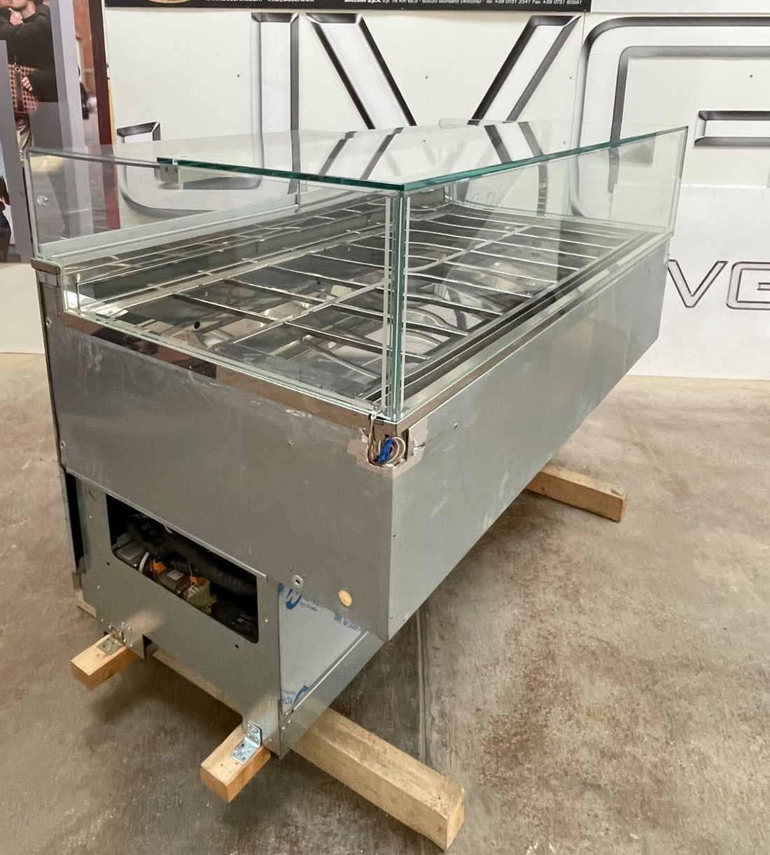 <span class="t-prod">FB- MAESTRO G18 R290</span><div class="t-dim">DIM: 1750 x 940 x H 960 (mm)</div>VETRINA GELATERIA 18 VASCHETTE * ICE-CREAM DISPLAY CABINET 18 TUBS * VITRINE À GLACES 18 BACS * EISVITRINE 18 EISSCHALEN * VITRINA HELADERÍA 18 CUBETAS