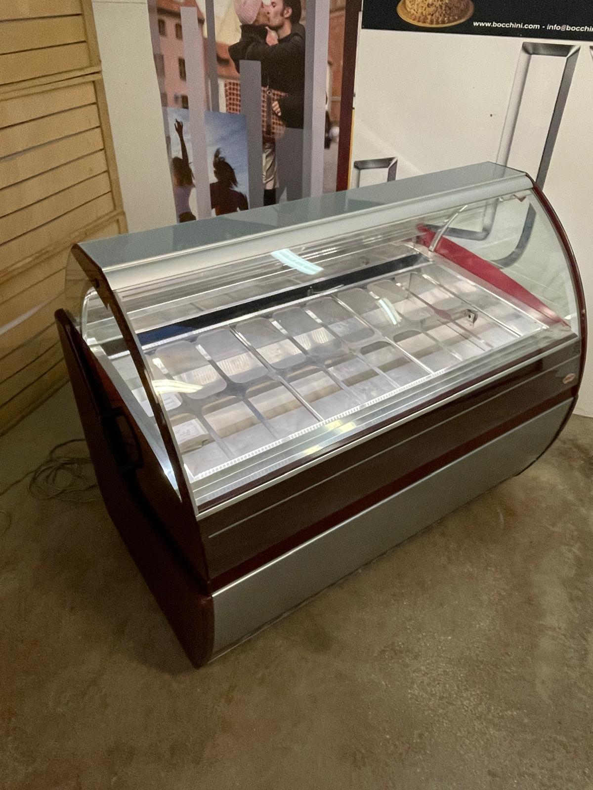 <span class="t-prod">ORION EVO’ G9 R404 GRAY</span><div class="t-dim">DIM: 1692 x 1060 x H 1336 (mm)</div>VETRINA GELATERIA 18 VASCHETTE * ICE-CREAM DISPLAY CABINET 18 TUBS * VITRINE À GLACES 18 BACS * EISVITRINE 18 EISSCHALEN * VITRINA HELADERÍA 18 CUBETAS