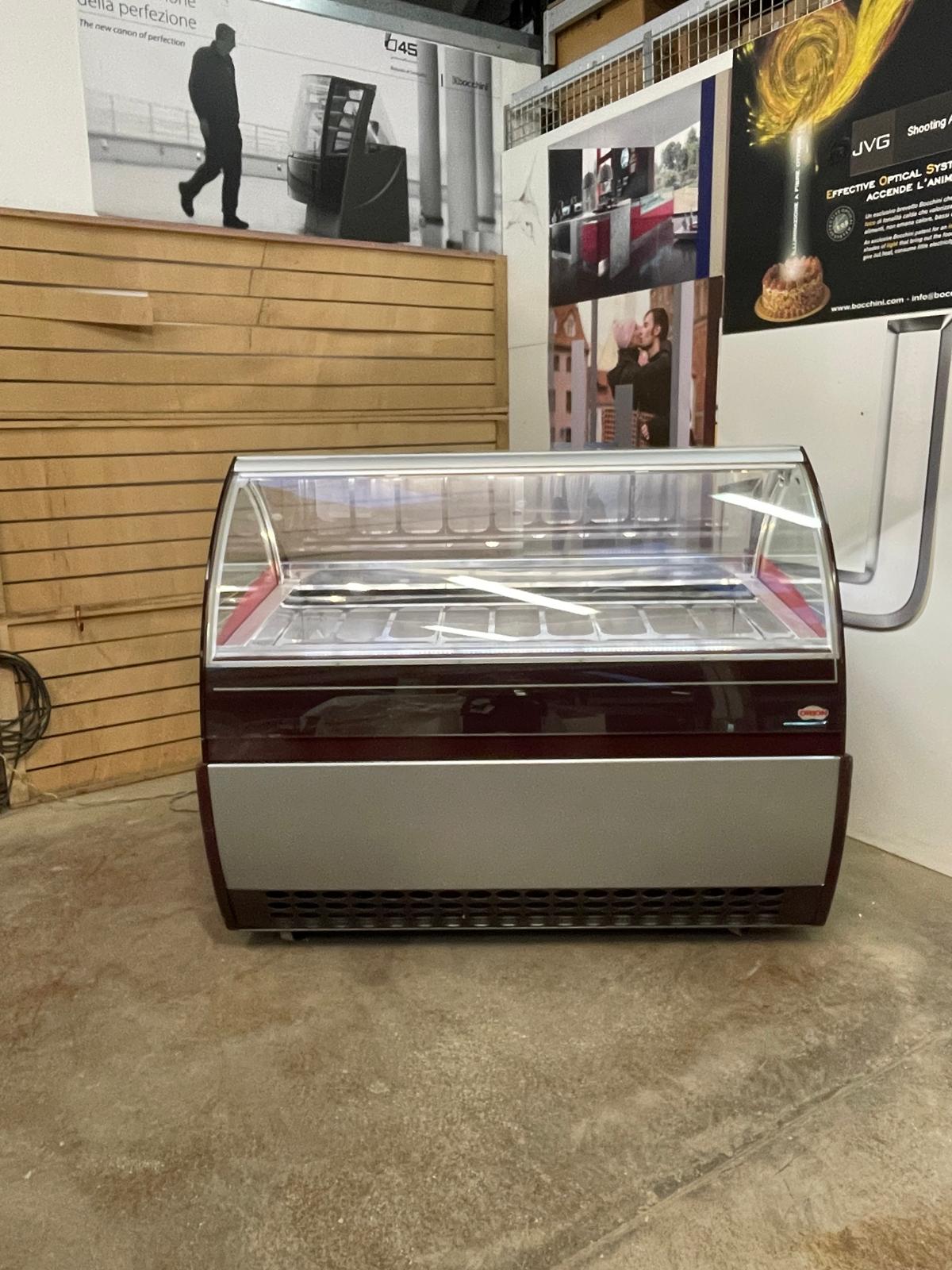<span class="t-prod">ORION EVO’ G9 R404 GRAY</span><div class="t-dim">DIM: 1692 x 1060 x H 1336 (mm)</div>VETRINA GELATERIA 18 VASCHETTE * ICE-CREAM DISPLAY CABINET 18 TUBS * VITRINE À GLACES 18 BACS * EISVITRINE 18 EISSCHALEN * VITRINA HELADERÍA 18 CUBETAS