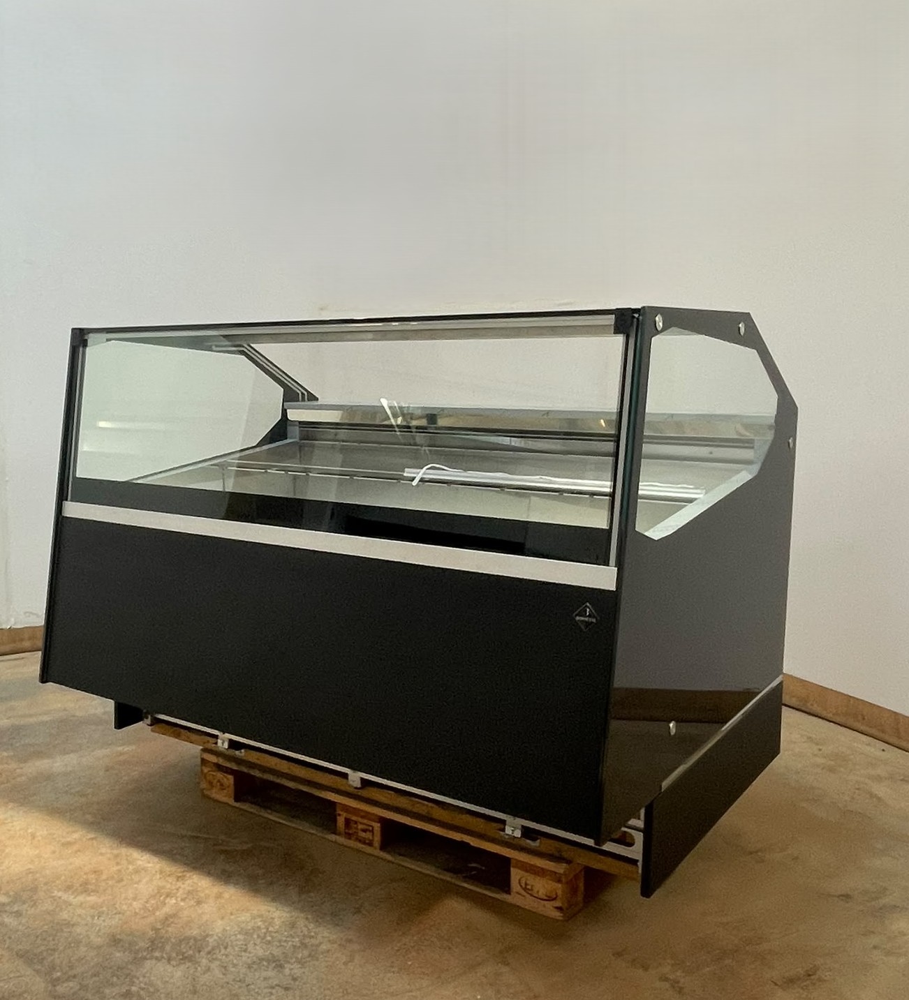 <span class="t-prod">ROSSETTI - R10 G 165 Black</span><div class="t-dim"> DIM: 1706 x 1260 x H 1200 (mm)</div>VETRINA GELATO VENTILATA 18 VASCHETTE * ICE-CREAM DISPLAY CABINET 18 TUBS * VITRINE À GLACES 18 BACS * EISVITRINE 18 EISSCHALEN * VITRINA HELADERÍA 18 CUBETAS