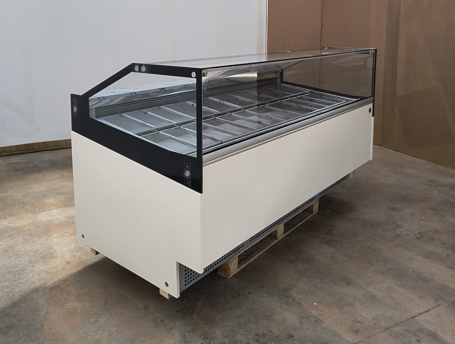 <span class="t-prod">ROSSETTI PARADICE G 215 </span><div class="t-dim">DIM: 2176 x 1112 x H 1188(mm)</div>VETRINA GELATO VENTILATA 24 VASCHETTE * ICE-CREAM DISPLAY CABINET 24 TUBS * VITRINE À GLACES 24 BACS * EISVITRINE 24 EISSCHALEN * VITRINA HELADERÍA 24 CUBETAS