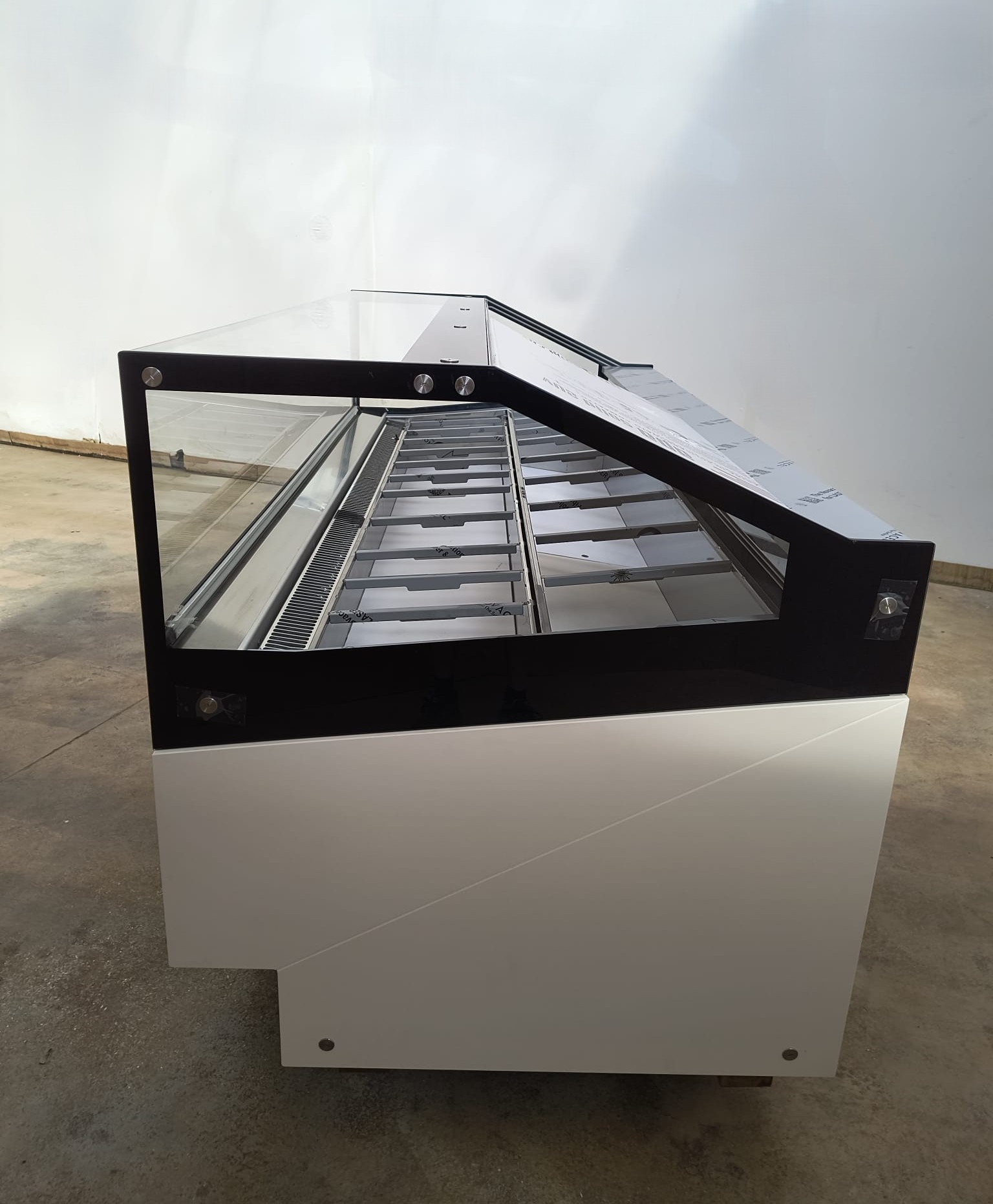 <span class="t-prod">ROSSETTI PARADICE G 215 </span><div class="t-dim">DIM: 2176 x 1112 x H 1188(mm)</div>VETRINA GELATO VENTILATA 24 VASCHETTE * ICE-CREAM DISPLAY CABINET 24 TUBS * VITRINE À GLACES 24 BACS * EISVITRINE 24 EISSCHALEN * VITRINA HELADERÍA 24 CUBETAS