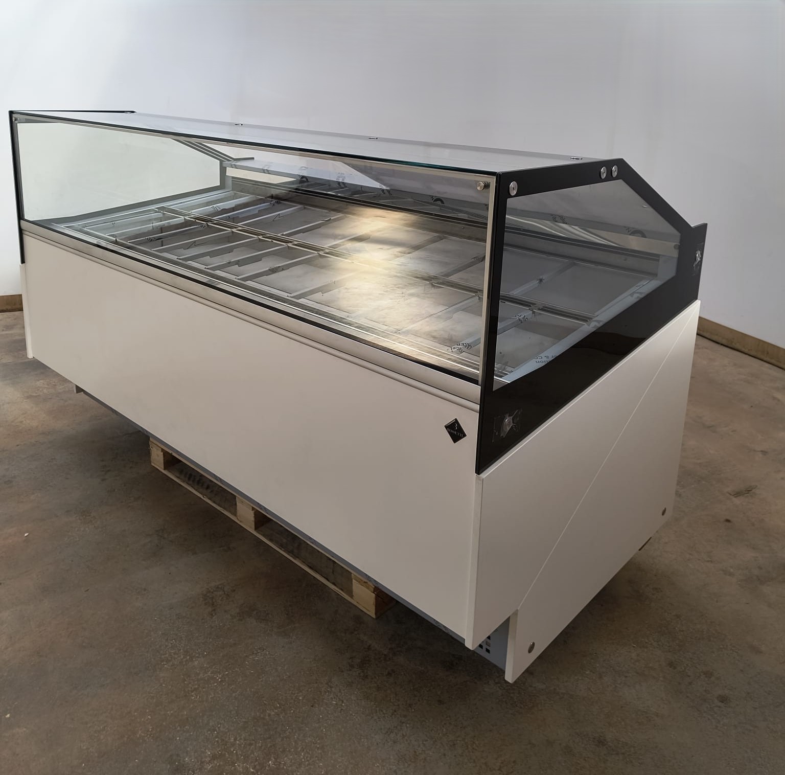 <span class="t-prod">ROSSETTI PARADICE G 215 </span><div class="t-dim">DIM: 2176 x 1112 x H 1188(mm)</div>VETRINA GELATO VENTILATA 24 VASCHETTE * ICE-CREAM DISPLAY CABINET 24 TUBS * VITRINE À GLACES 24 BACS * EISVITRINE 24 EISSCHALEN * VITRINA HELADERÍA 24 CUBETAS