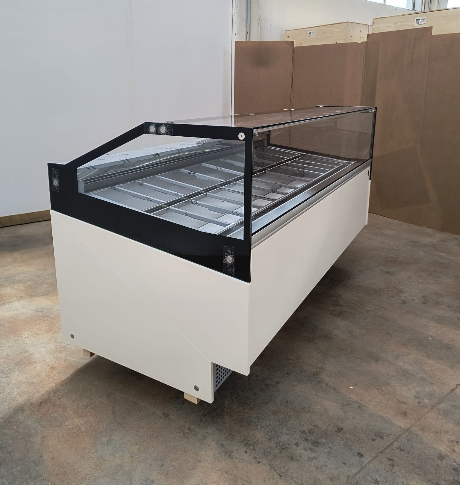 <span class="t-prod">ROSSETTI PARADICE G 215 </span><div class="t-dim">DIM: 2176 x 1112 x H 1188(mm)</div>VETRINA GELATO VENTILATA 24 VASCHETTE * ICE-CREAM DISPLAY CABINET 24 TUBS * VITRINE À GLACES 24 BACS * EISVITRINE 24 EISSCHALEN * VITRINA HELADERÍA 24 CUBETAS