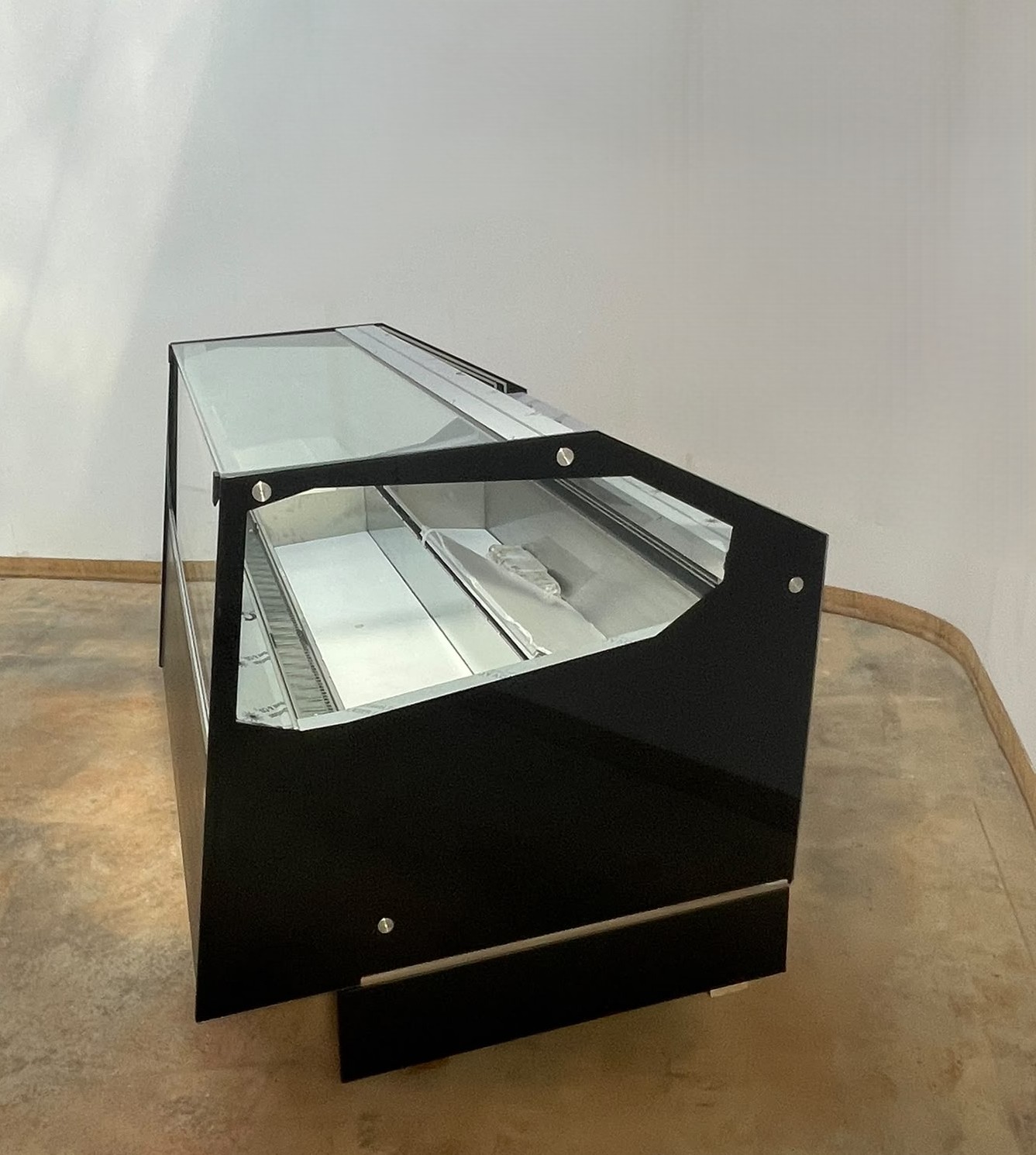 <span class="t-prod">ROSSETTI - R10 G 165 Black</span><div class="t-dim"> DIM: 1706 x 1260 x H 1200 (mm)</div>VETRINA GELATO VENTILATA 18 VASCHETTE * ICE-CREAM DISPLAY CABINET 18 TUBS * VITRINE À GLACES 18 BACS * EISVITRINE 18 EISSCHALEN * VITRINA HELADERÍA 18 CUBETAS