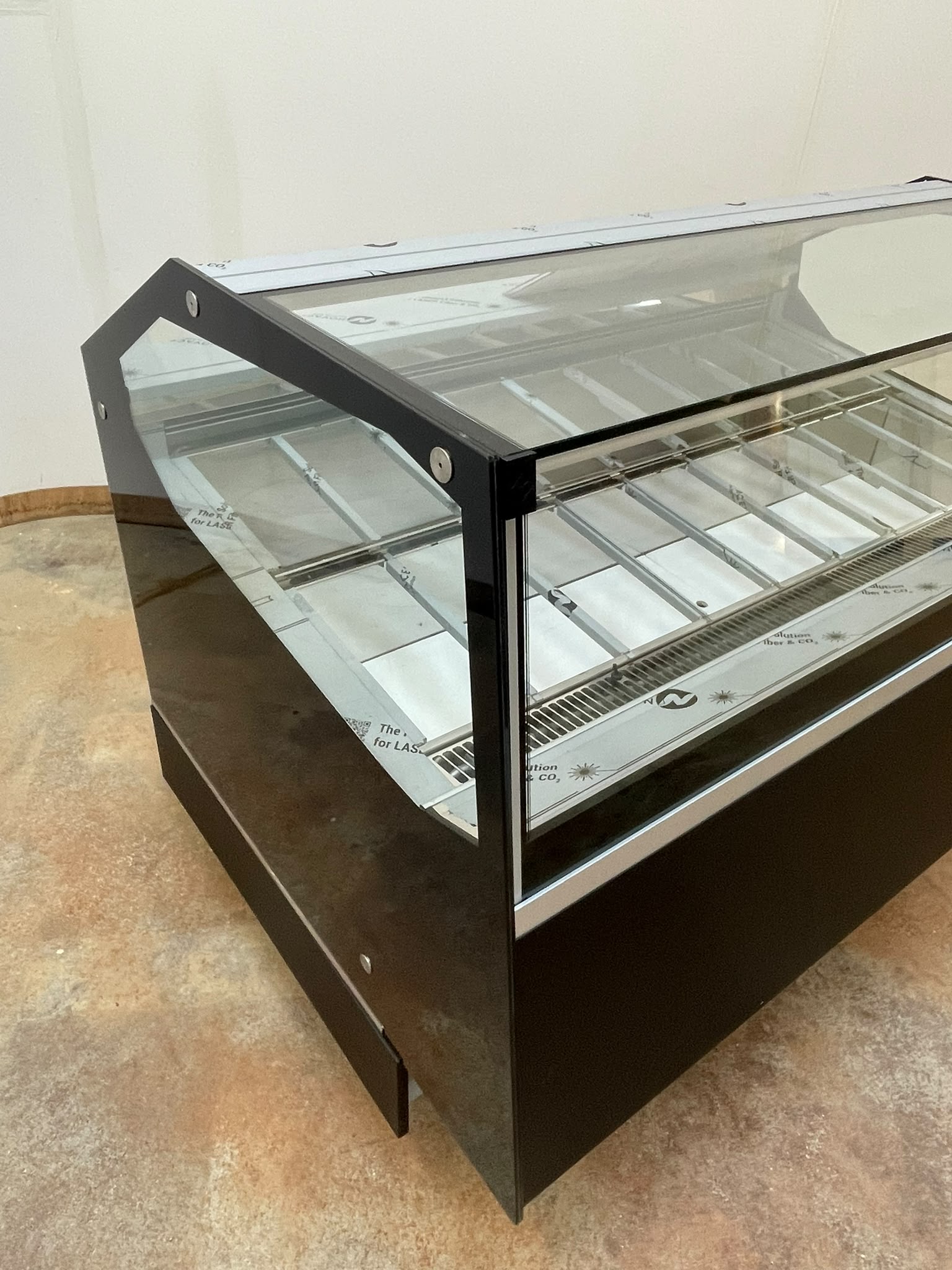 <span class="t-prod">ROSSETTI - R10 G 165 Black</span><div class="t-dim"> DIM: 1706 x 1260 x H 1200 (mm)</div>VETRINA GELATO VENTILATA 18 VASCHETTE * ICE-CREAM DISPLAY CABINET 18 TUBS * VITRINE À GLACES 18 BACS * EISVITRINE 18 EISSCHALEN * VITRINA HELADERÍA 18 CUBETAS