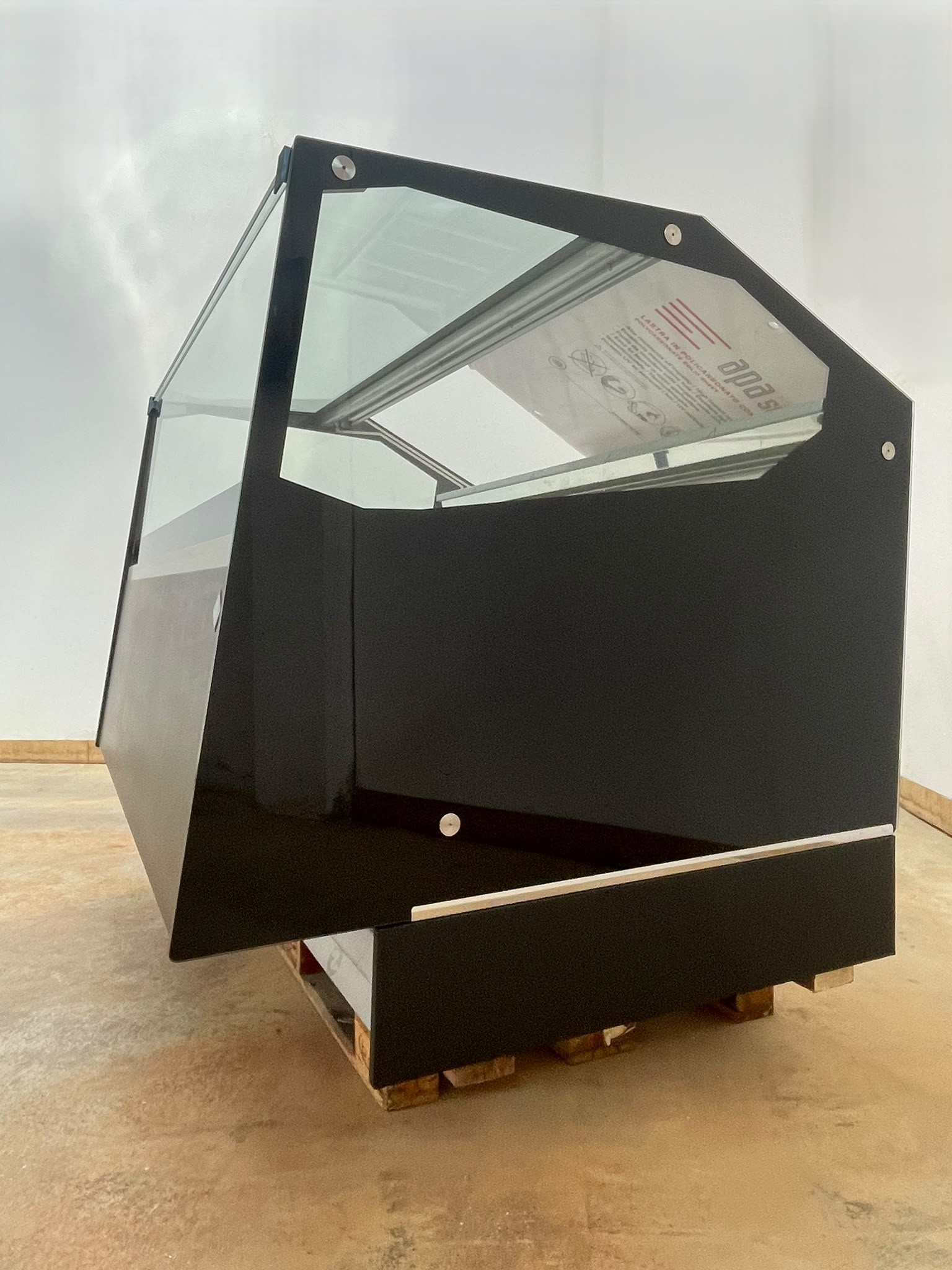<span class="t-prod">ROSSETTI - R10 G 165 Black</span><div class="t-dim"> DIM: 1706 x 1260 x H 1200 (mm)</div>VETRINA GELATO VENTILATA 18 VASCHETTE * ICE-CREAM DISPLAY CABINET 18 TUBS * VITRINE À GLACES 18 BACS * EISVITRINE 18 EISSCHALEN * VITRINA HELADERÍA 18 CUBETAS