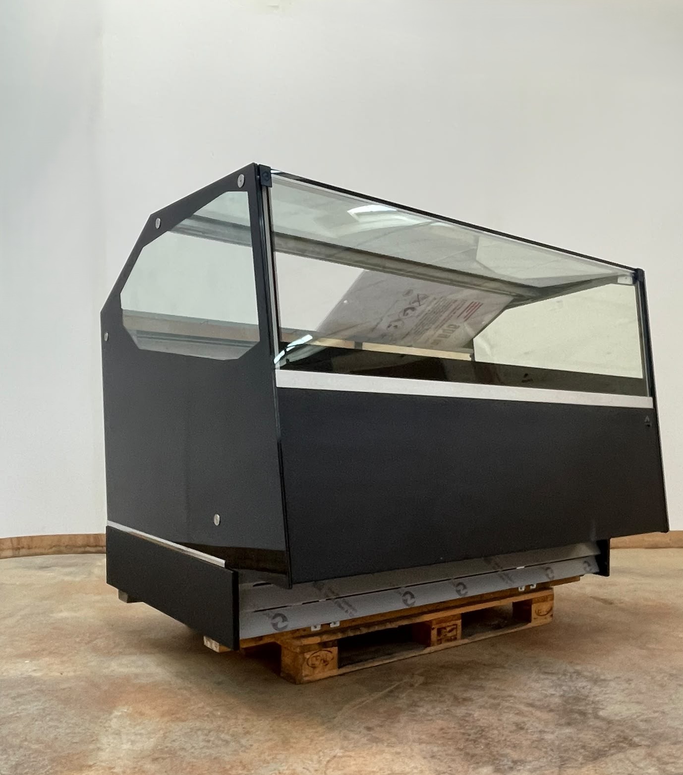 <span class="t-prod">ROSSETTI - R10 G 165 Black</span><div class="t-dim"> DIM: 1706 x 1260 x H 1200 (mm)</div>VETRINA GELATO VENTILATA 18 VASCHETTE * ICE-CREAM DISPLAY CABINET 18 TUBS * VITRINE À GLACES 18 BACS * EISVITRINE 18 EISSCHALEN * VITRINA HELADERÍA 18 CUBETAS