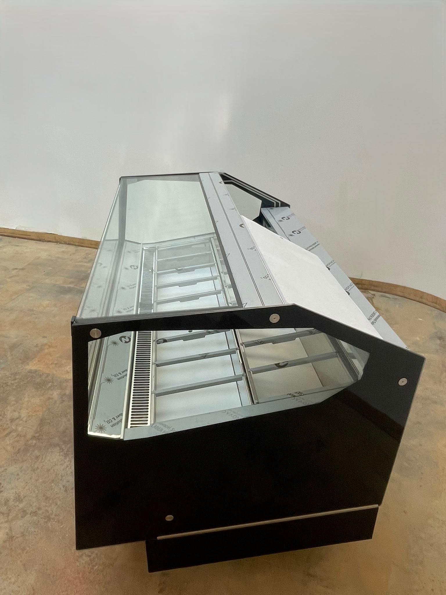 <span class="t-prod">ROSSETTI - R10 G 165 Black</span><div class="t-dim"> DIM: 1706 x 1260 x H 1200 (mm)</div>VETRINA GELATO VENTILATA 18 VASCHETTE * ICE-CREAM DISPLAY CABINET 18 TUBS * VITRINE À GLACES 18 BACS * EISVITRINE 18 EISSCHALEN * VITRINA HELADERÍA 18 CUBETAS