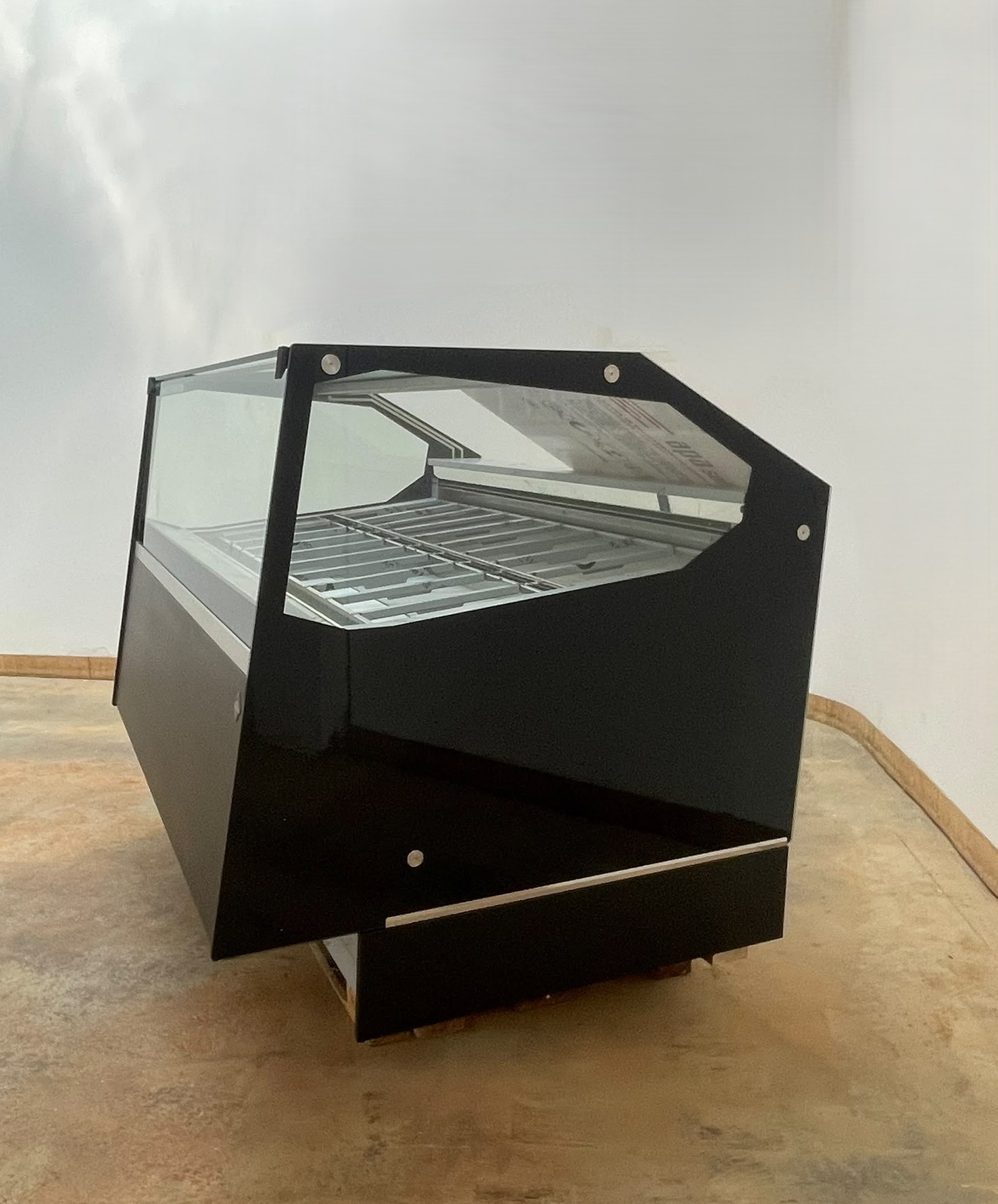 <span class="t-prod">ROSSETTI - R10 G 165 Black</span><div class="t-dim"> DIM: 1706 x 1260 x H 1200 (mm)</div>VETRINA GELATO VENTILATA 18 VASCHETTE * ICE-CREAM DISPLAY CABINET 18 TUBS * VITRINE À GLACES 18 BACS * EISVITRINE 18 EISSCHALEN * VITRINA HELADERÍA 18 CUBETAS