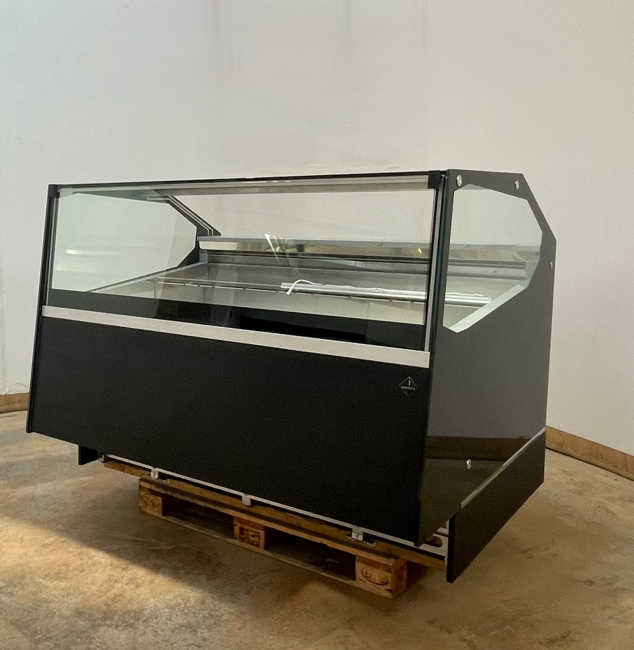 <span class="t-prod">ROSSETTI - R10 G 165 Black</span><div class="t-dim"> DIM: 1706 x 1260 x H 1200 (mm)</div>VETRINA GELATO VENTILATA 18 VASCHETTE * ICE-CREAM DISPLAY CABINET 18 TUBS * VITRINE À GLACES 18 BACS * EISVITRINE 18 EISSCHALEN * VITRINA HELADERÍA 18 CUBETAS