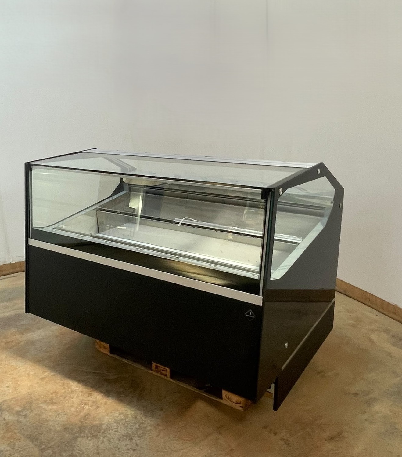 <span class="t-prod">ROSSETTI - R10 G 165 Black</span><div class="t-dim"> DIM: 1706 x 1260 x H 1200 (mm)</div>VETRINA GELATO VENTILATA 18 VASCHETTE * ICE-CREAM DISPLAY CABINET 18 TUBS * VITRINE À GLACES 18 BACS * EISVITRINE 18 EISSCHALEN * VITRINA HELADERÍA 18 CUBETAS