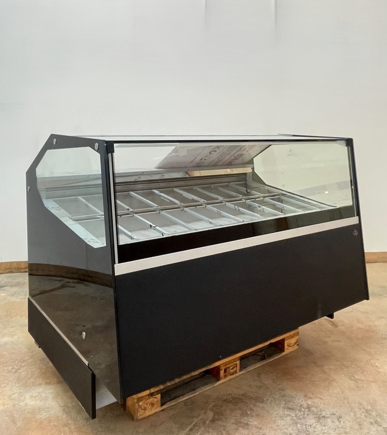 <span class="t-prod">ROSSETTI - R10 G 165 Black</span><div class="t-dim"> DIM: 1706 x 1260 x H 1200 (mm)</div>VETRINA GELATO VENTILATA 18 VASCHETTE * ICE-CREAM DISPLAY CABINET 18 TUBS * VITRINE À GLACES 18 BACS * EISVITRINE 18 EISSCHALEN * VITRINA HELADERÍA 18 CUBETAS