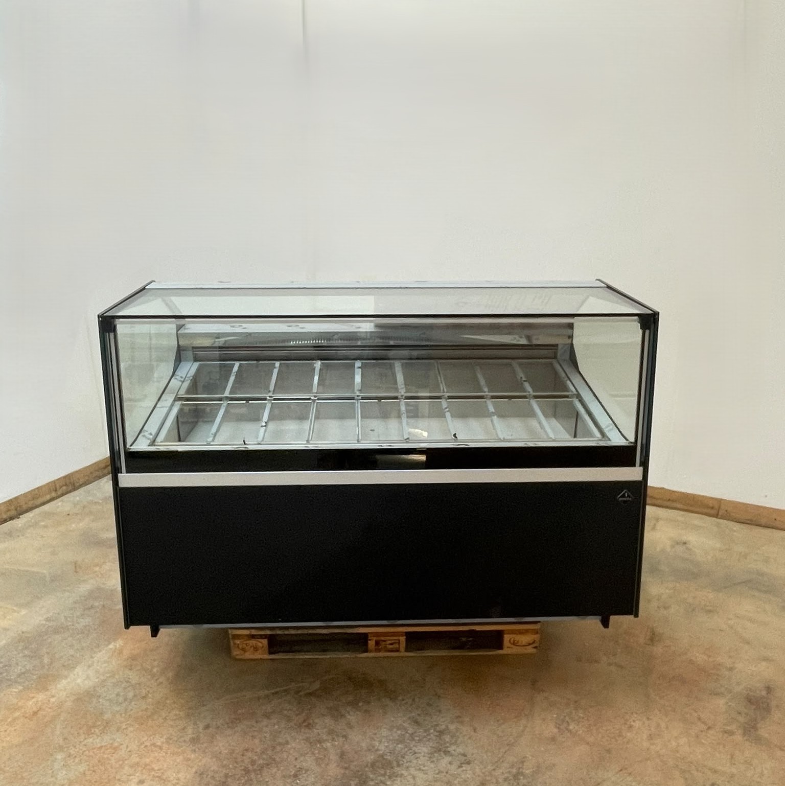 <span class="t-prod">ROSSETTI - R10 G 165 Black</span><div class="t-dim"> DIM: 1706 x 1260 x H 1200 (mm)</div>VETRINA GELATO VENTILATA 18 VASCHETTE * ICE-CREAM DISPLAY CABINET 18 TUBS * VITRINE À GLACES 18 BACS * EISVITRINE 18 EISSCHALEN * VITRINA HELADERÍA 18 CUBETAS