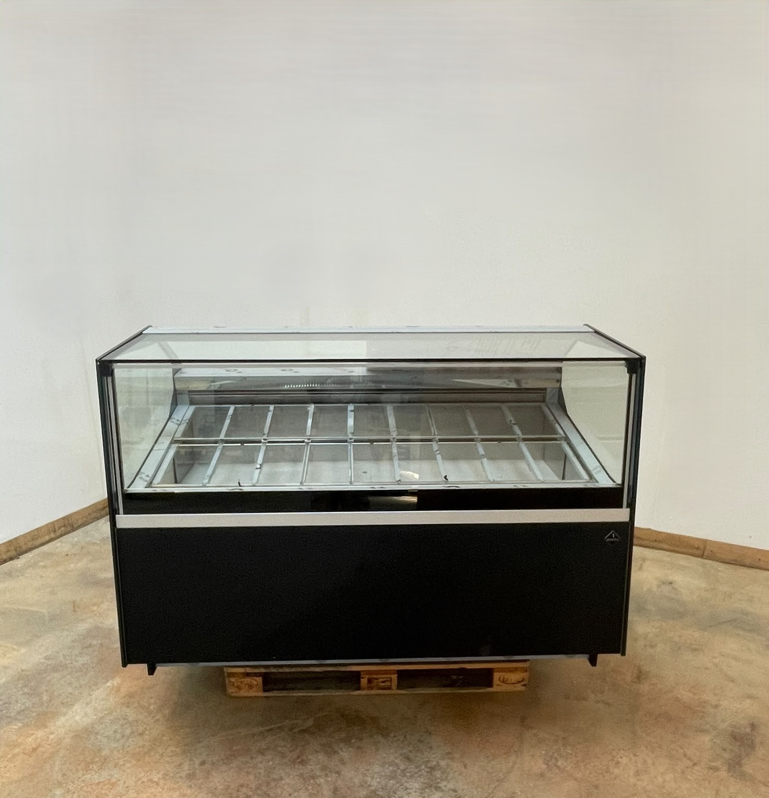 <span class="t-prod">ROSSETTI - R10 G 165 Black</span><div class="t-dim"> DIM: 1706 x 1260 x H 1200 (mm)</div>VETRINA GELATO VENTILATA 18 VASCHETTE * ICE-CREAM DISPLAY CABINET 18 TUBS * VITRINE À GLACES 18 BACS * EISVITRINE 18 EISSCHALEN * VITRINA HELADERÍA 18 CUBETAS