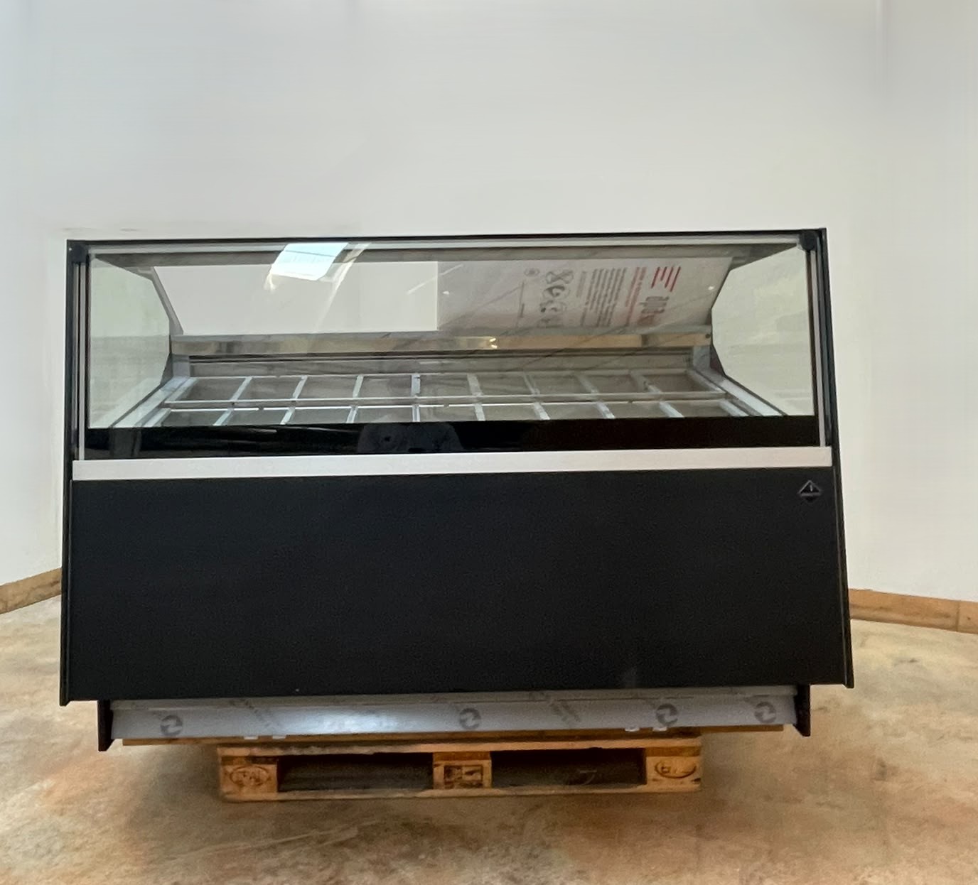 <span class="t-prod">ROSSETTI - R10 G 165 Black</span><div class="t-dim"> DIM: 1706 x 1260 x H 1200 (mm)</div>VETRINA GELATO VENTILATA 18 VASCHETTE * ICE-CREAM DISPLAY CABINET 18 TUBS * VITRINE À GLACES 18 BACS * EISVITRINE 18 EISSCHALEN * VITRINA HELADERÍA 18 CUBETAS