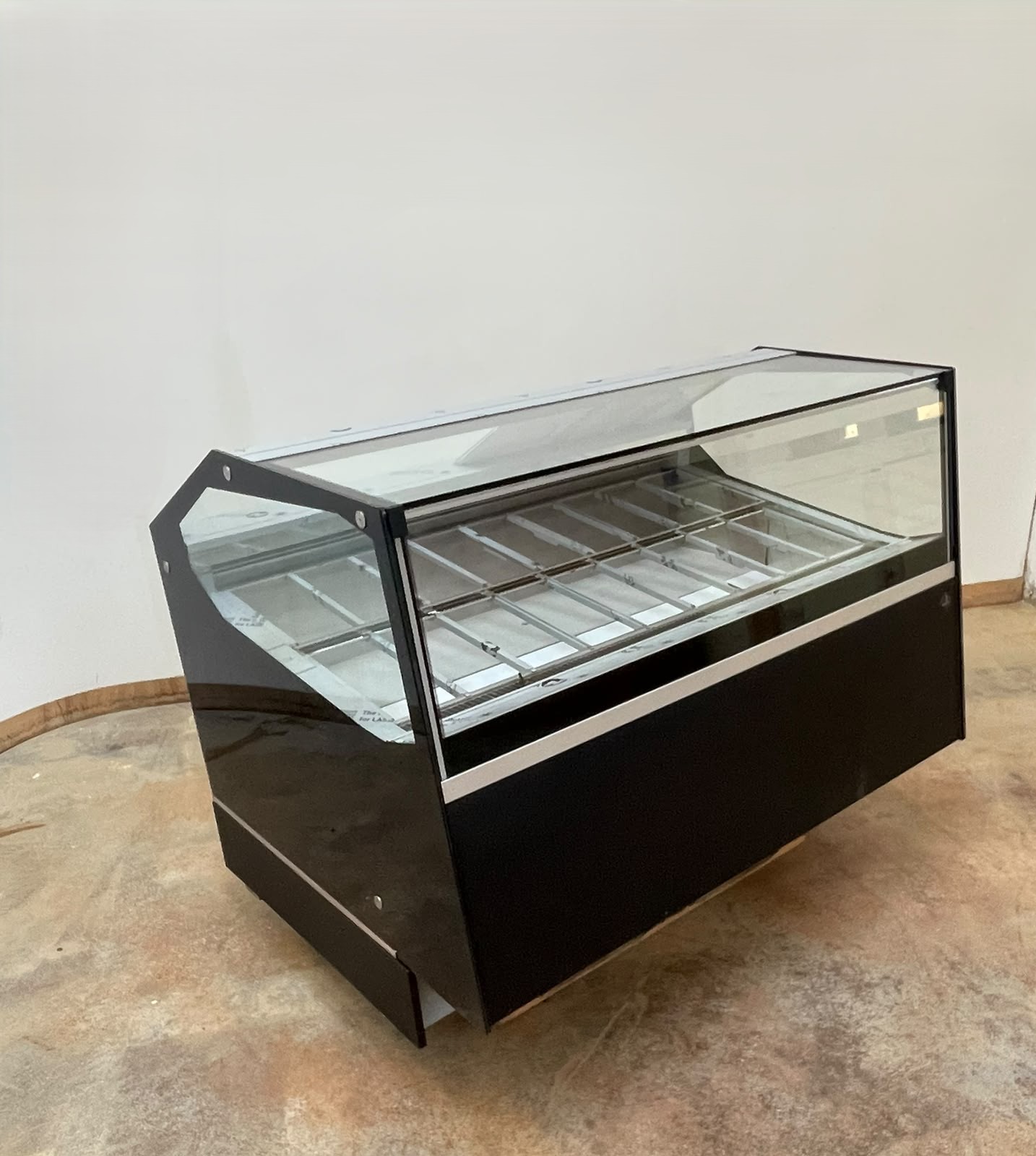 <span class="t-prod">ROSSETTI - R10 G 165 Black</span><div class="t-dim"> DIM: 1706 x 1260 x H 1200 (mm)</div>VETRINA GELATO VENTILATA 18 VASCHETTE * ICE-CREAM DISPLAY CABINET 18 TUBS * VITRINE À GLACES 18 BACS * EISVITRINE 18 EISSCHALEN * VITRINA HELADERÍA 18 CUBETAS
