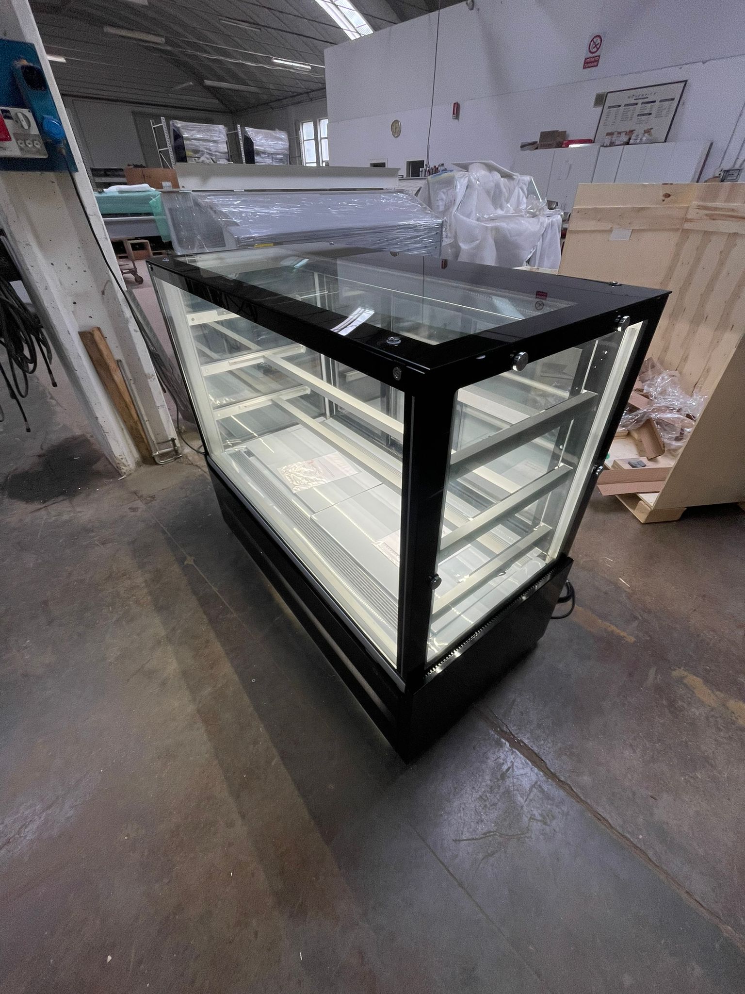 VETRINA PASTICCERIA VENTILATA * VENTILATED PASTRY DISPLAY CABINET * VITRINE PATISSERIE VENTILÉE * KONDITOREI VITRINE MIT UMLUFTKÜHLUNG * VITRINA PASTELERIA VENTILADA</br><span class="mis-tit">COD: EDEN 15 Black R290</span></br><span class="mis-tit">DIM: 1500 x 740 x H 1300 (mm)</span>