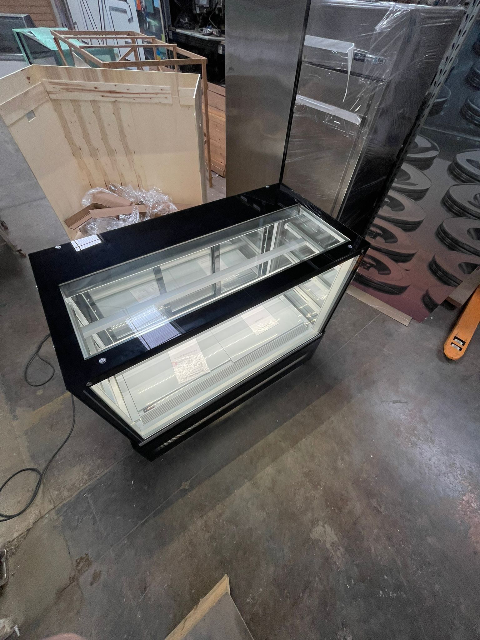 VETRINA PASTICCERIA VENTILATA * VENTILATED PASTRY DISPLAY CABINET * VITRINE PATISSERIE VENTILÉE * KONDITOREI VITRINE MIT UMLUFTKÜHLUNG * VITRINA PASTELERIA VENTILADA</br><span class="mis-tit">COD: EDEN 15 Black R290</span></br><span class="mis-tit">DIM: 1500 x 740 x H 1300 (mm)</span>