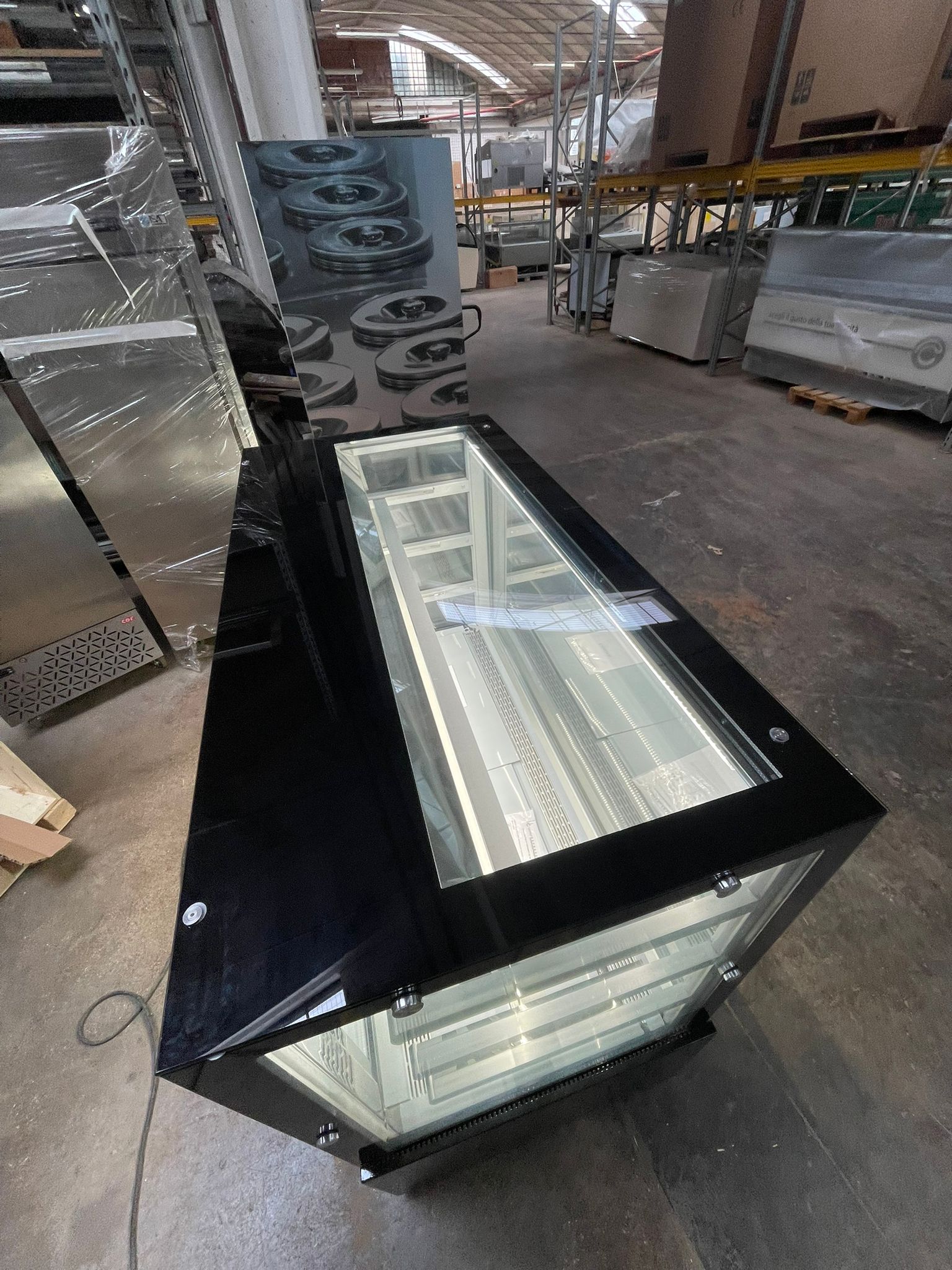 VETRINA PASTICCERIA VENTILATA * VENTILATED PASTRY DISPLAY CABINET * VITRINE PATISSERIE VENTILÉE * KONDITOREI VITRINE MIT UMLUFTKÜHLUNG * VITRINA PASTELERIA VENTILADA</br><span class="mis-tit">COD: EDEN 15 Black R290</span></br><span class="mis-tit">DIM: 1500 x 740 x H 1300 (mm)</span>