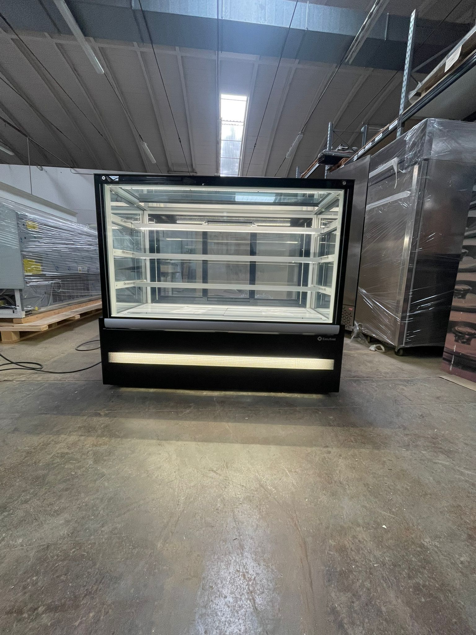 VETRINA PASTICCERIA VENTILATA * VENTILATED PASTRY DISPLAY CABINET * VITRINE PATISSERIE VENTILÉE * KONDITOREI VITRINE MIT UMLUFTKÜHLUNG * VITRINA PASTELERIA VENTILADA</br><span class="mis-tit">COD: EDEN 15 Black R290</span></br><span class="mis-tit">DIM: 1500 x 740 x H 1300 (mm)</span>