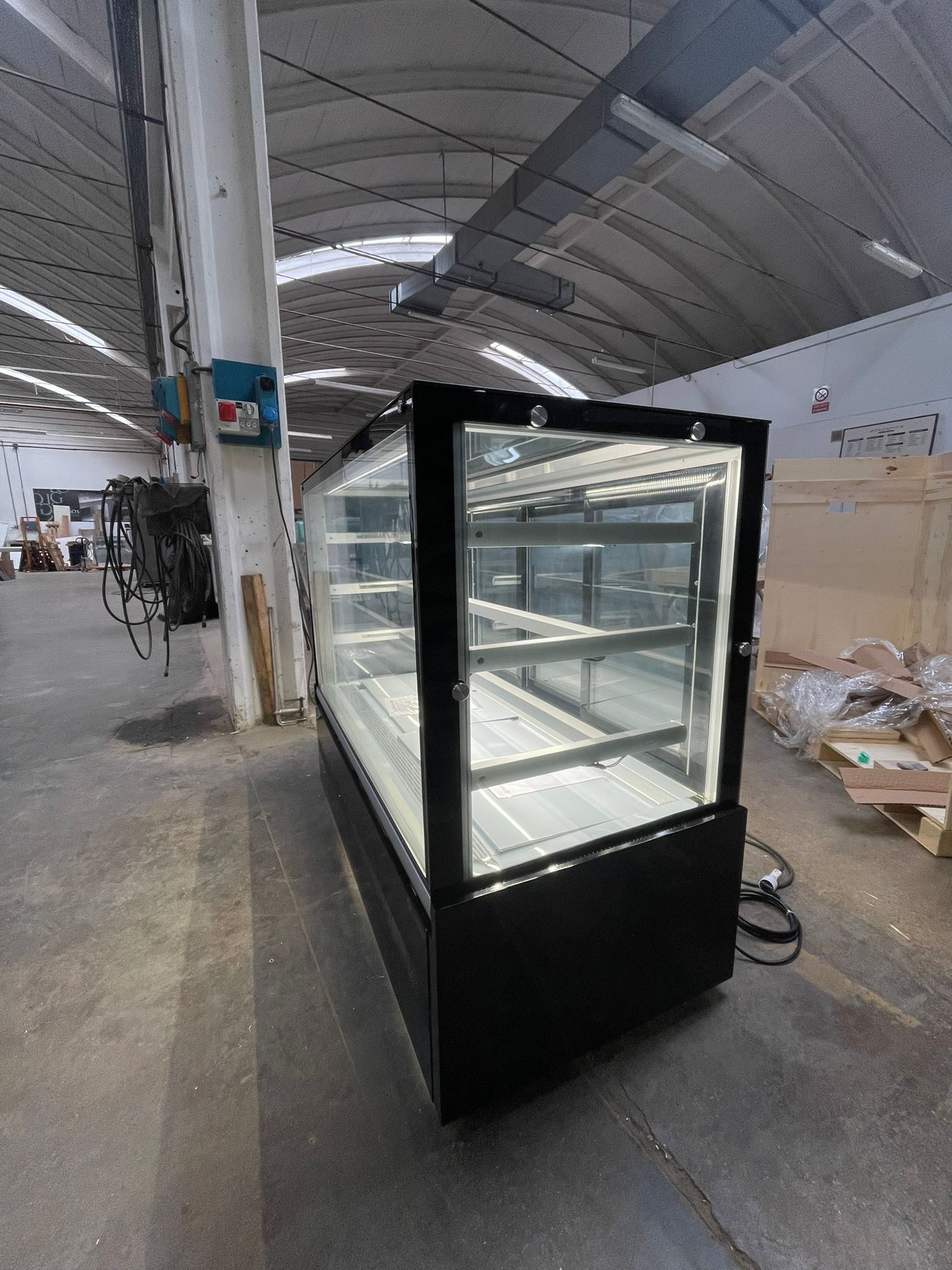 VETRINA PASTICCERIA VENTILATA * VENTILATED PASTRY DISPLAY CABINET * VITRINE PATISSERIE VENTILÉE * KONDITOREI VITRINE MIT UMLUFTKÜHLUNG * VITRINA PASTELERIA VENTILADA</br><span class="mis-tit">COD: EDEN 15 Black R290</span></br><span class="mis-tit">DIM: 1500 x 740 x H 1300 (mm)</span>