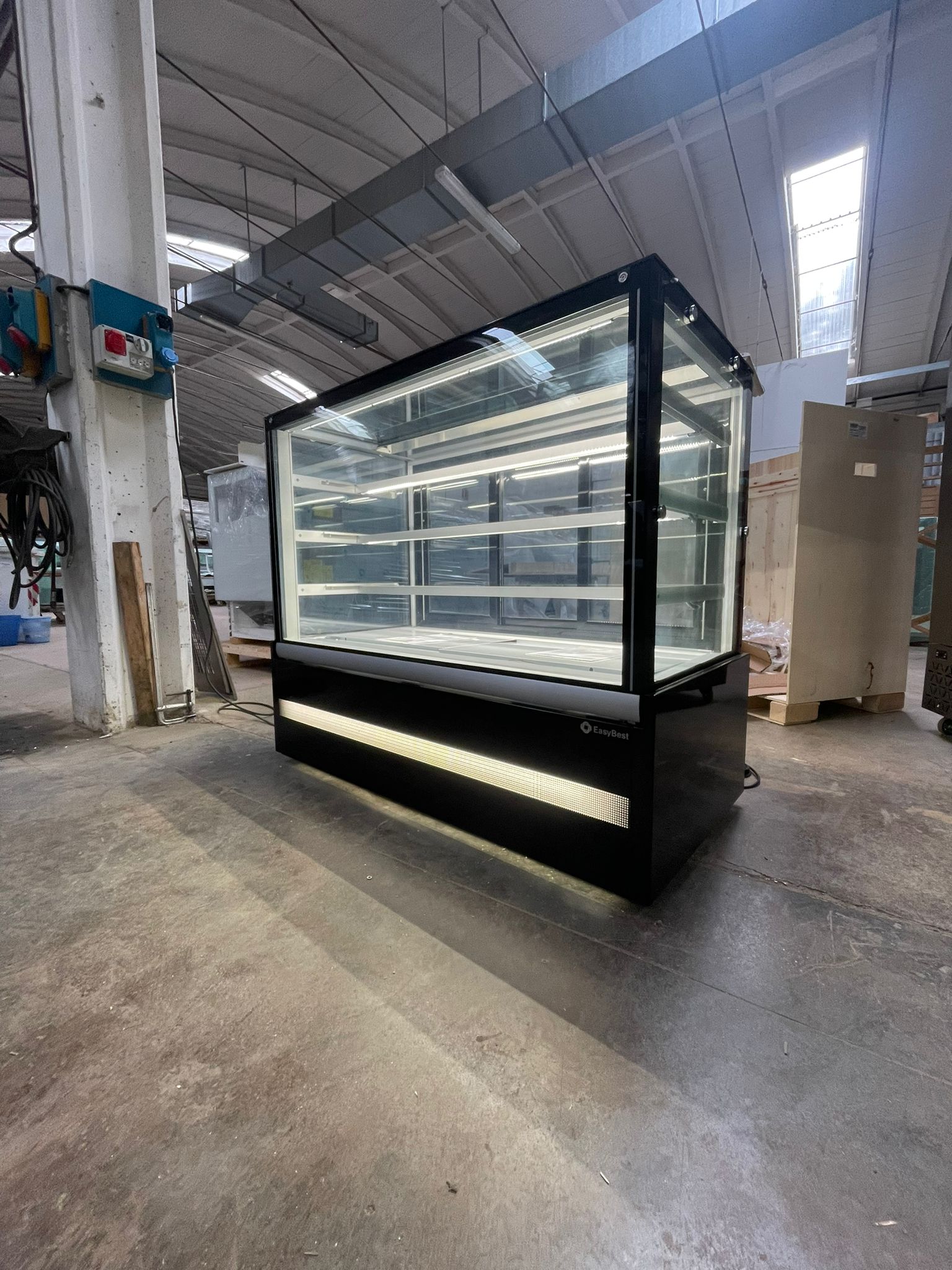 VETRINA PASTICCERIA VENTILATA * VENTILATED PASTRY DISPLAY CABINET * VITRINE PATISSERIE VENTILÉE * KONDITOREI VITRINE MIT UMLUFTKÜHLUNG * VITRINA PASTELERIA VENTILADA</br><span class="mis-tit">COD: EDEN 15 Black R290</span></br><span class="mis-tit">DIM: 1500 x 740 x H 1300 (mm)</span>