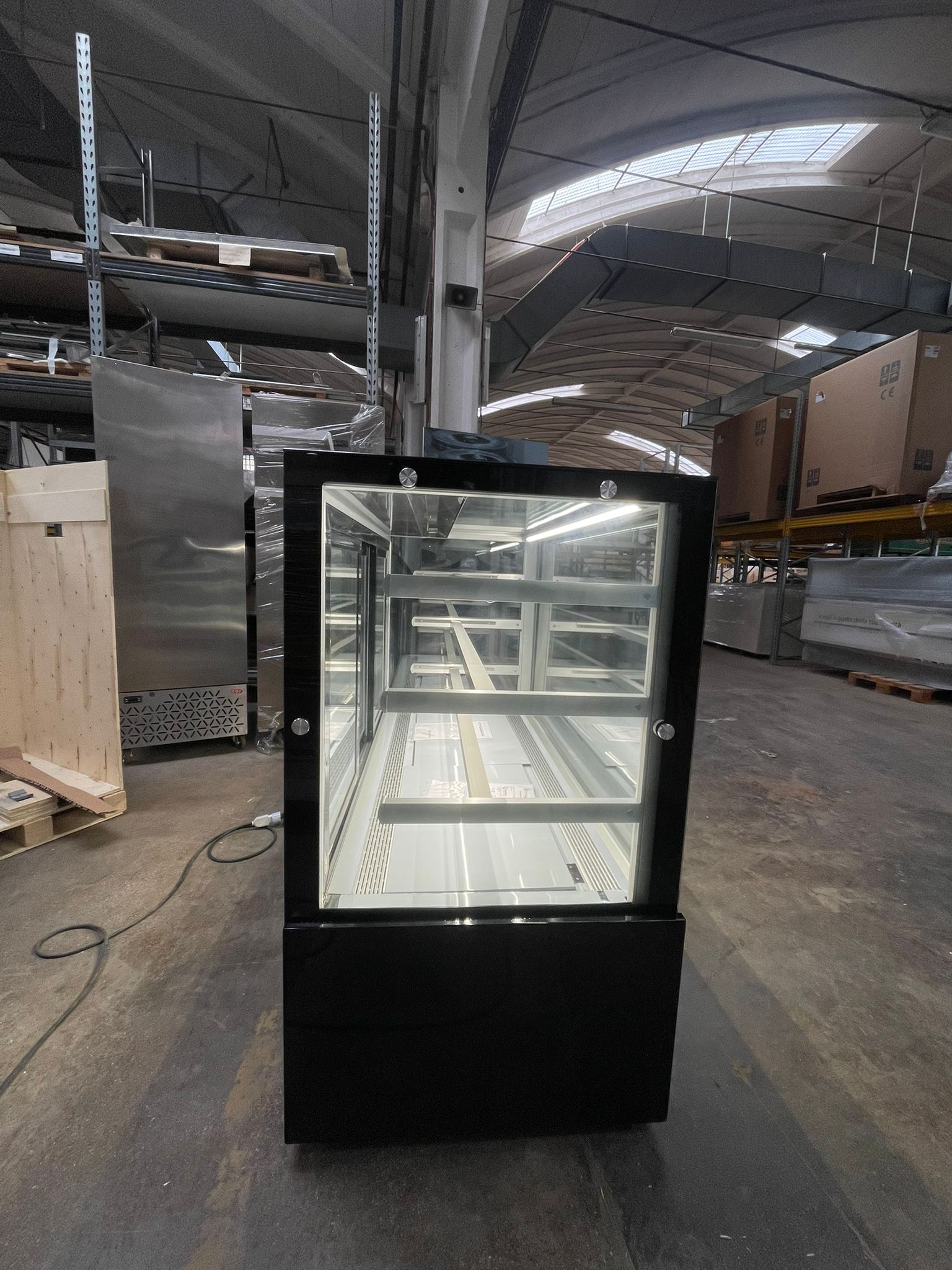 VETRINA PASTICCERIA VENTILATA * VENTILATED PASTRY DISPLAY CABINET * VITRINE PATISSERIE VENTILÉE * KONDITOREI VITRINE MIT UMLUFTKÜHLUNG * VITRINA PASTELERIA VENTILADA</br><span class="mis-tit">COD: EDEN 15 Black R290</span></br><span class="mis-tit">DIM: 1500 x 740 x H 1300 (mm)</span>