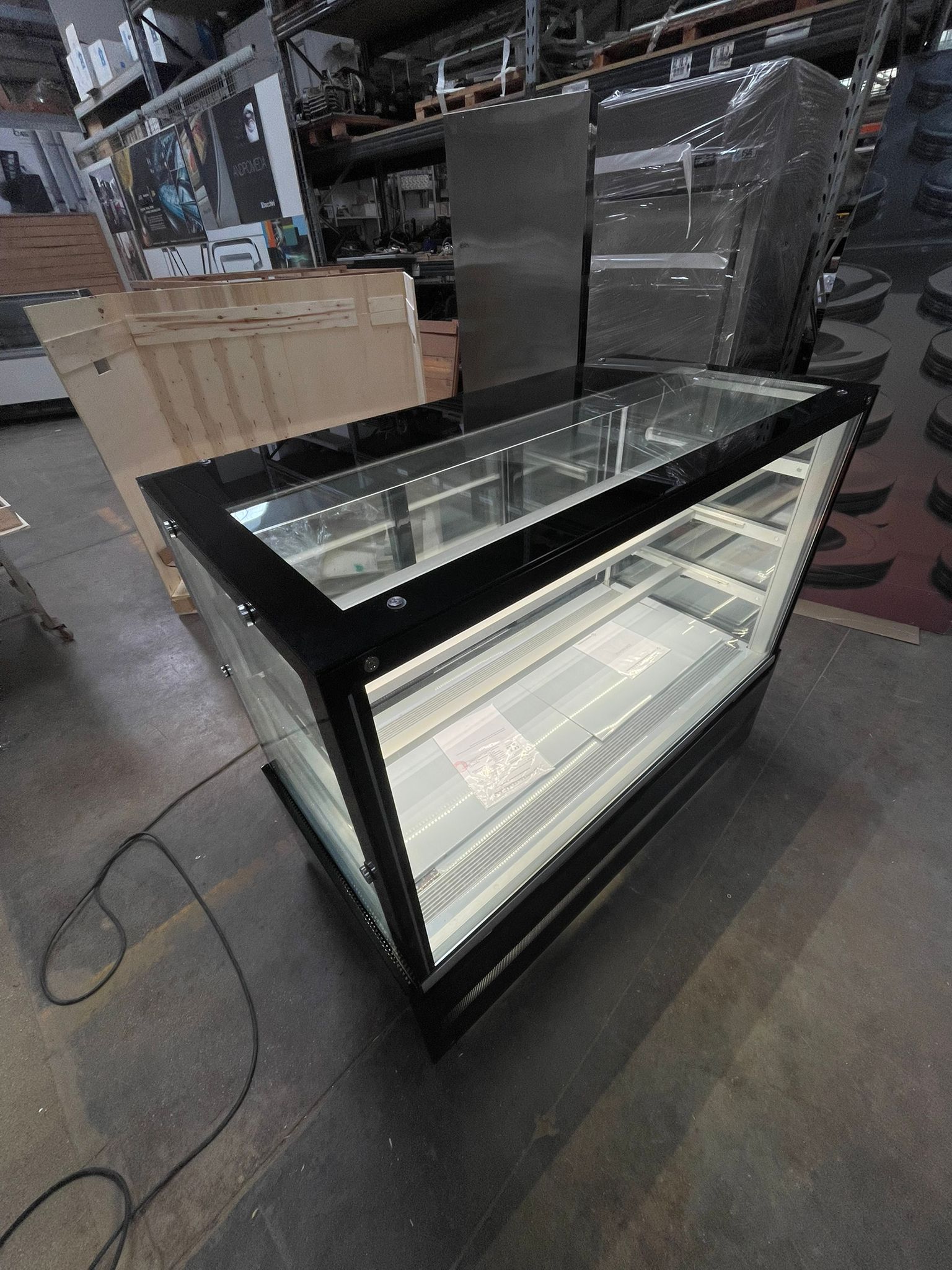 VETRINA PASTICCERIA VENTILATA * VENTILATED PASTRY DISPLAY CABINET * VITRINE PATISSERIE VENTILÉE * KONDITOREI VITRINE MIT UMLUFTKÜHLUNG * VITRINA PASTELERIA VENTILADA</br><span class="mis-tit">COD: EDEN 15 Black R290</span></br><span class="mis-tit">DIM: 1500 x 740 x H 1300 (mm)</span>