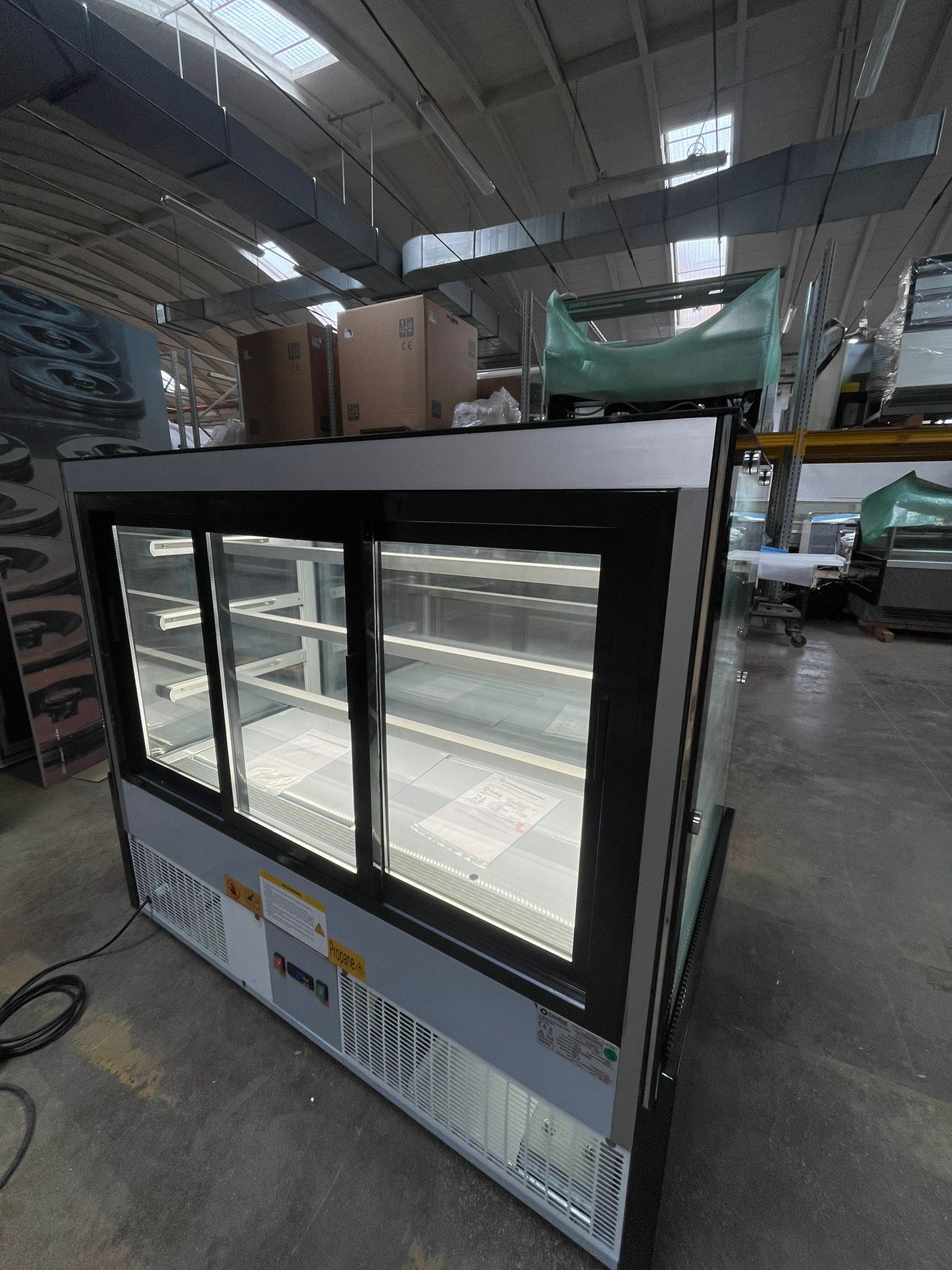 VETRINA PASTICCERIA VENTILATA * VENTILATED PASTRY DISPLAY CABINET * VITRINE PATISSERIE VENTILÉE * KONDITOREI VITRINE MIT UMLUFTKÜHLUNG * VITRINA PASTELERIA VENTILADA</br><span class="mis-tit">COD: EDEN 15 Black R290</span></br><span class="mis-tit">DIM: 1500 x 740 x H 1300 (mm)</span>